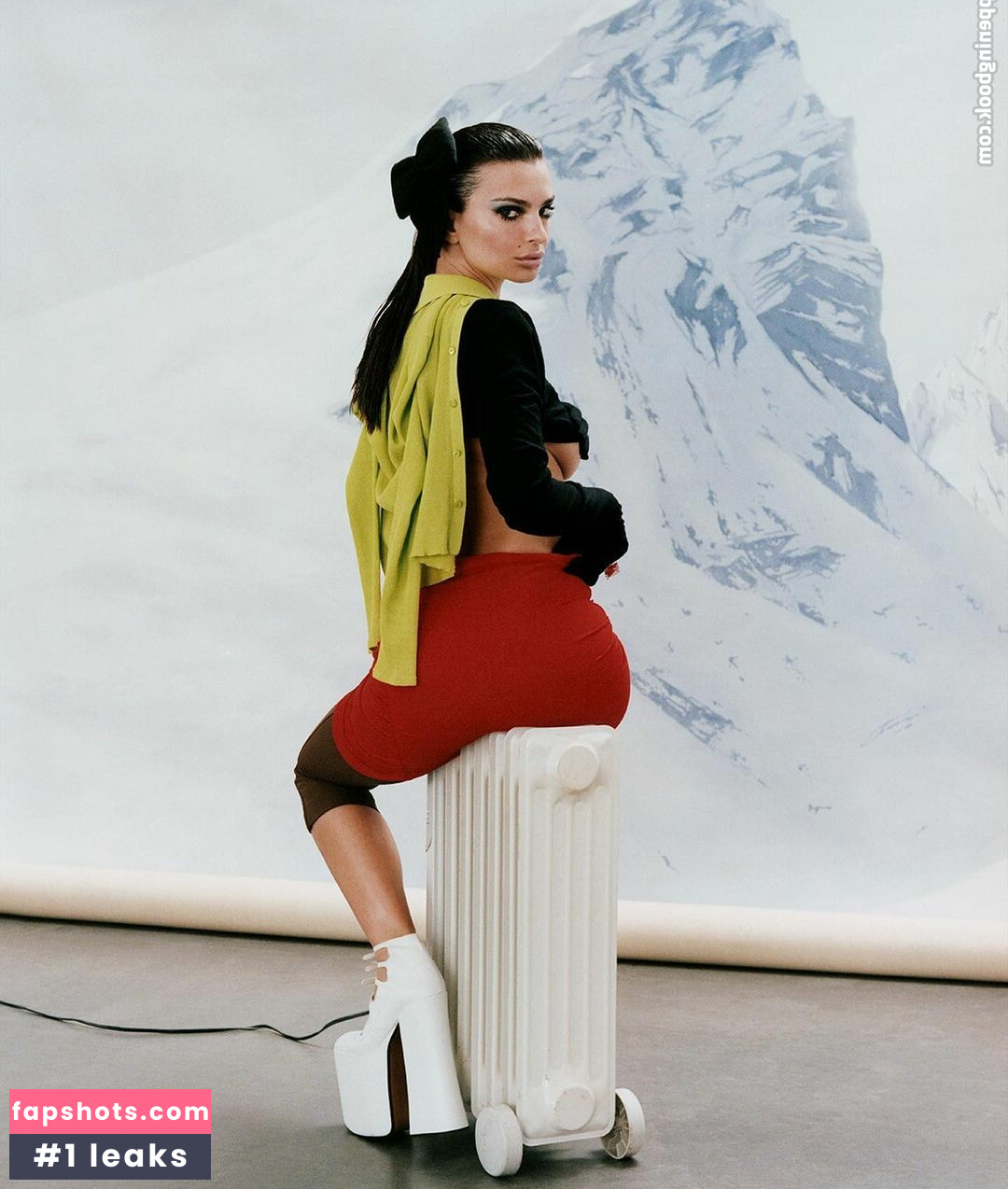 Emily Ratajkowski gallery photo #4654