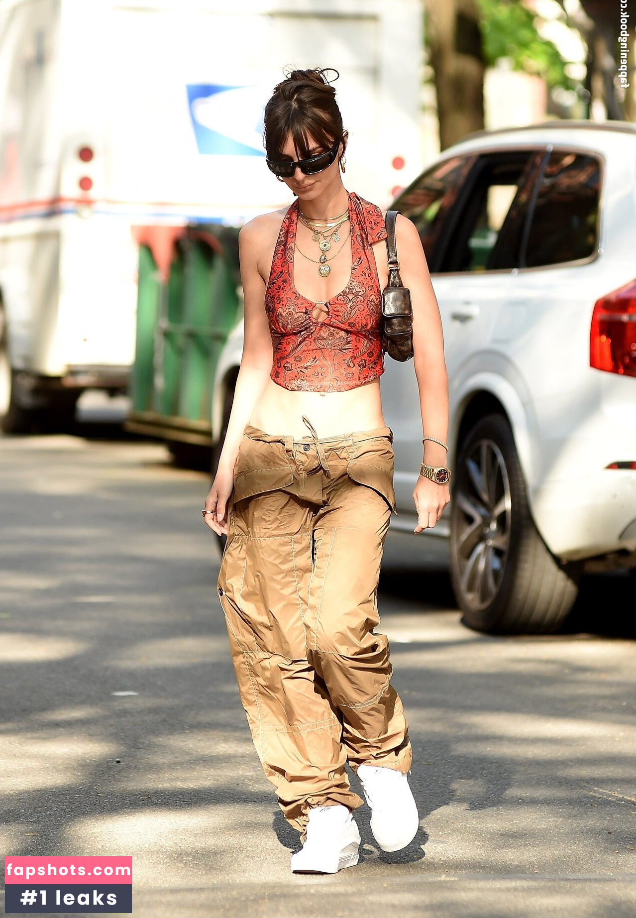 Emily Ratajkowski gallery photo #4713