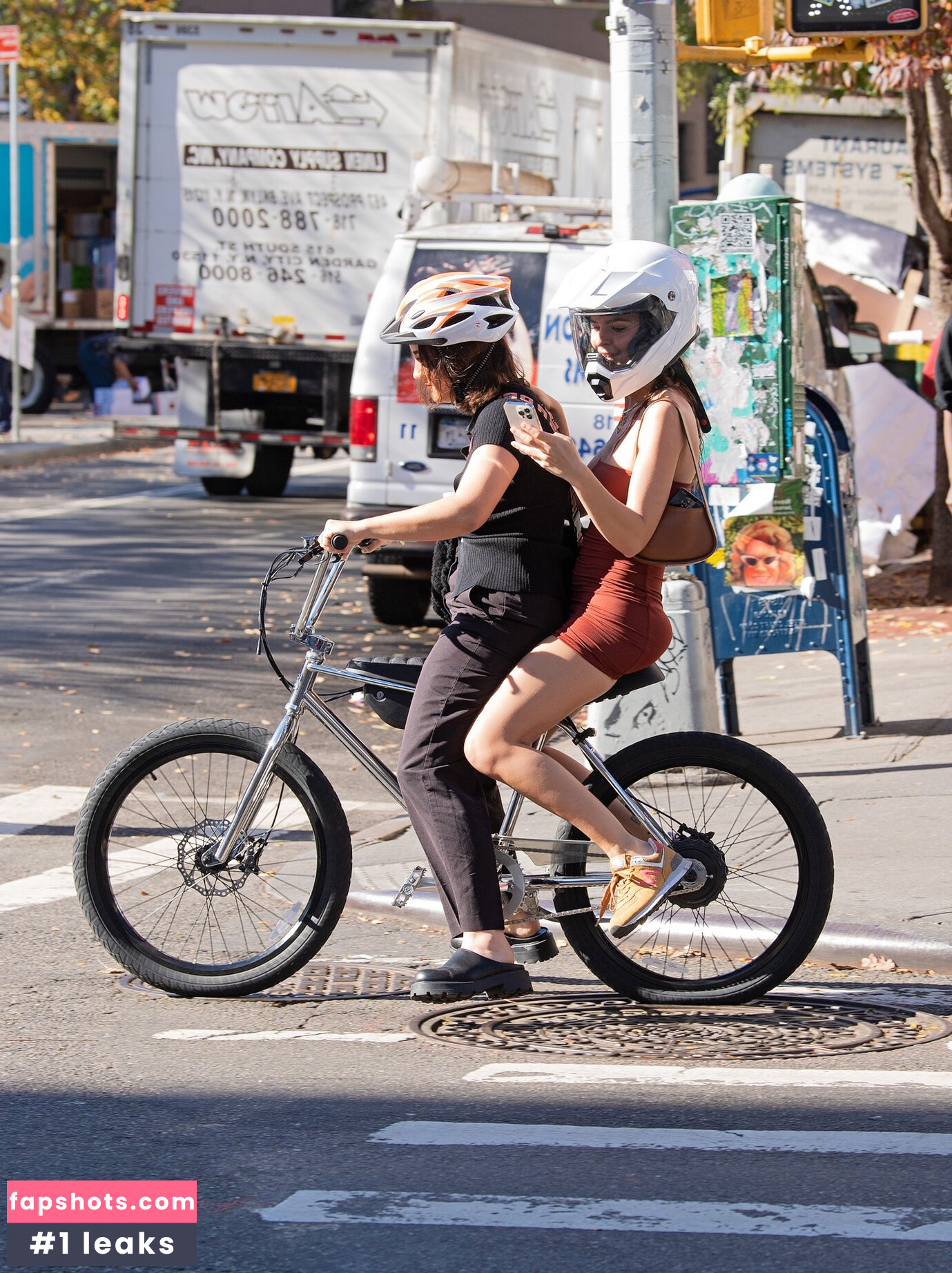 Emily Ratajkowski gallery photo #4853