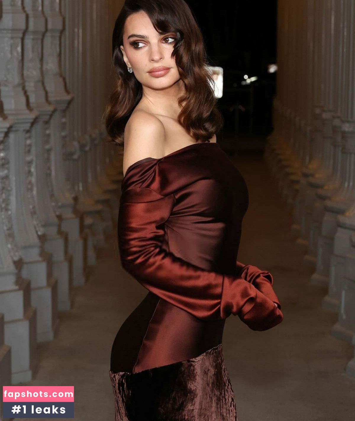 Emily Ratajkowski gallery photo #490