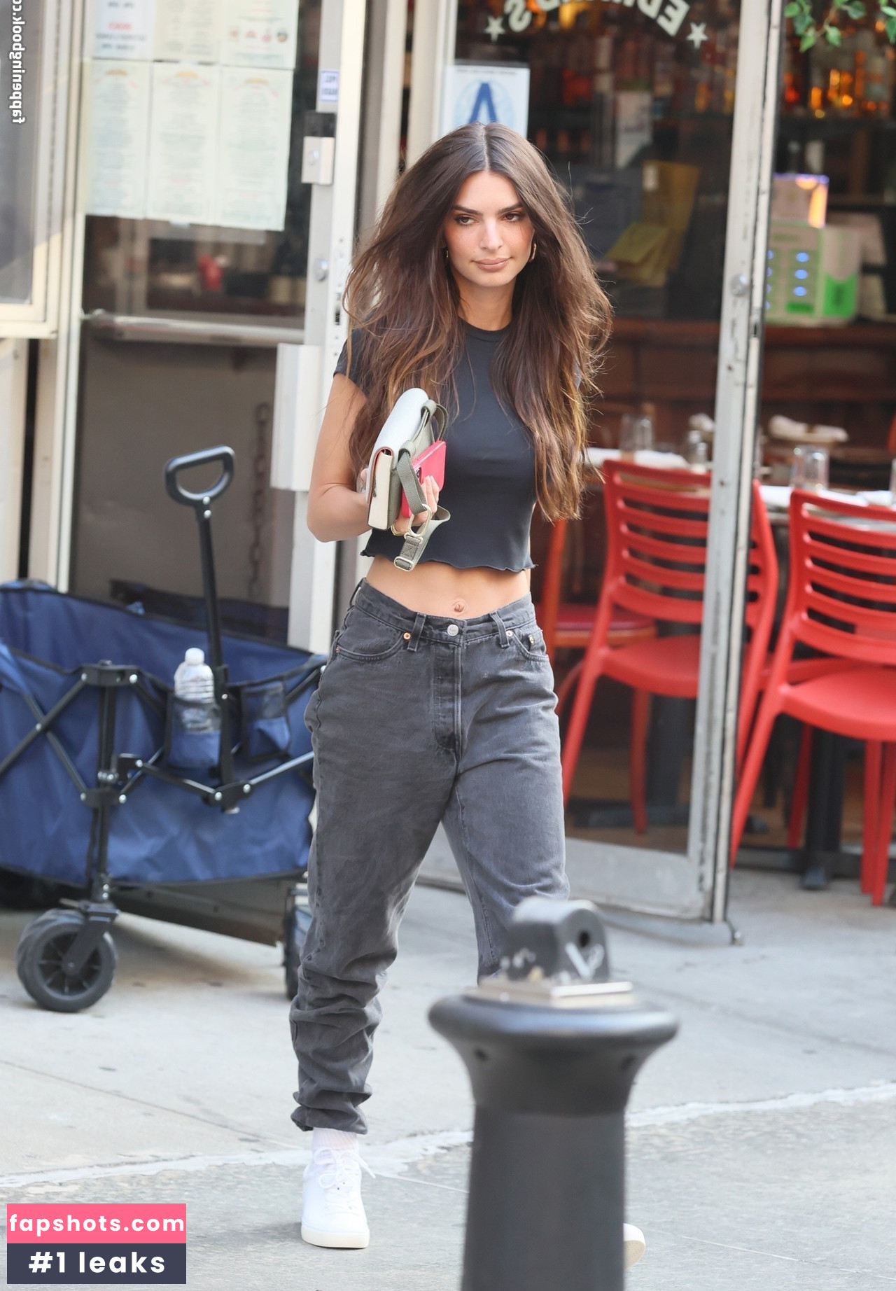 Emily Ratajkowski gallery photo #4933