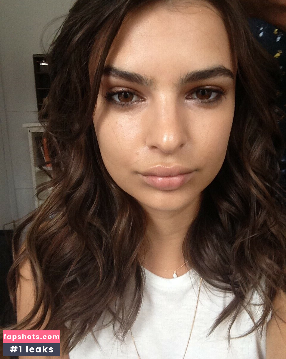 Emily Ratajkowski gallery photo #4964