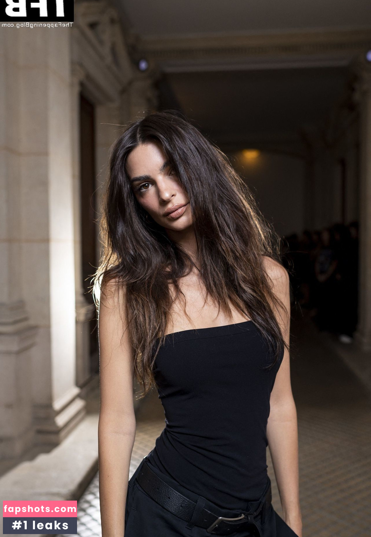 Emily Ratajkowski gallery photo #4988