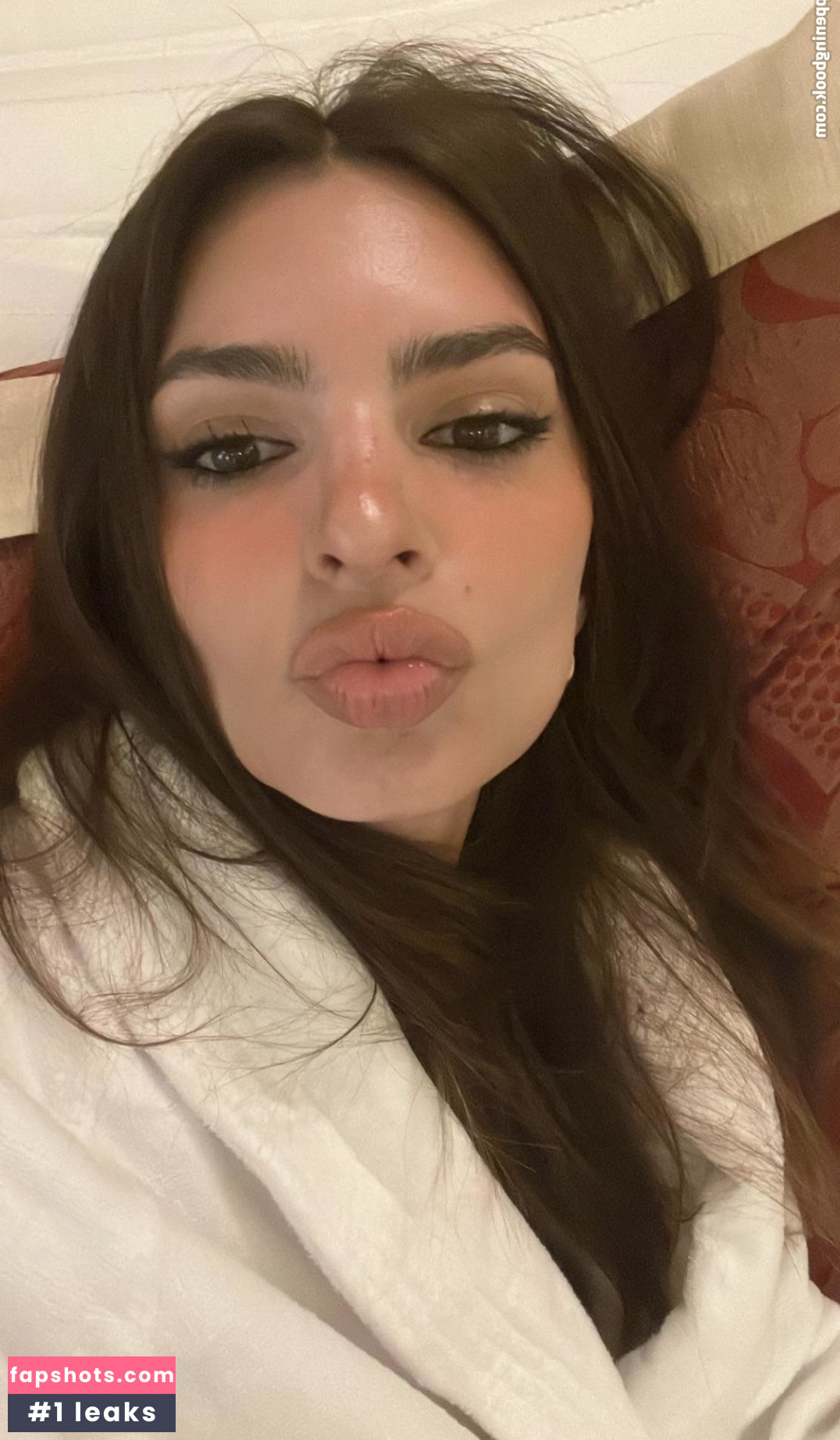 Emily Ratajkowski gallery photo #4993