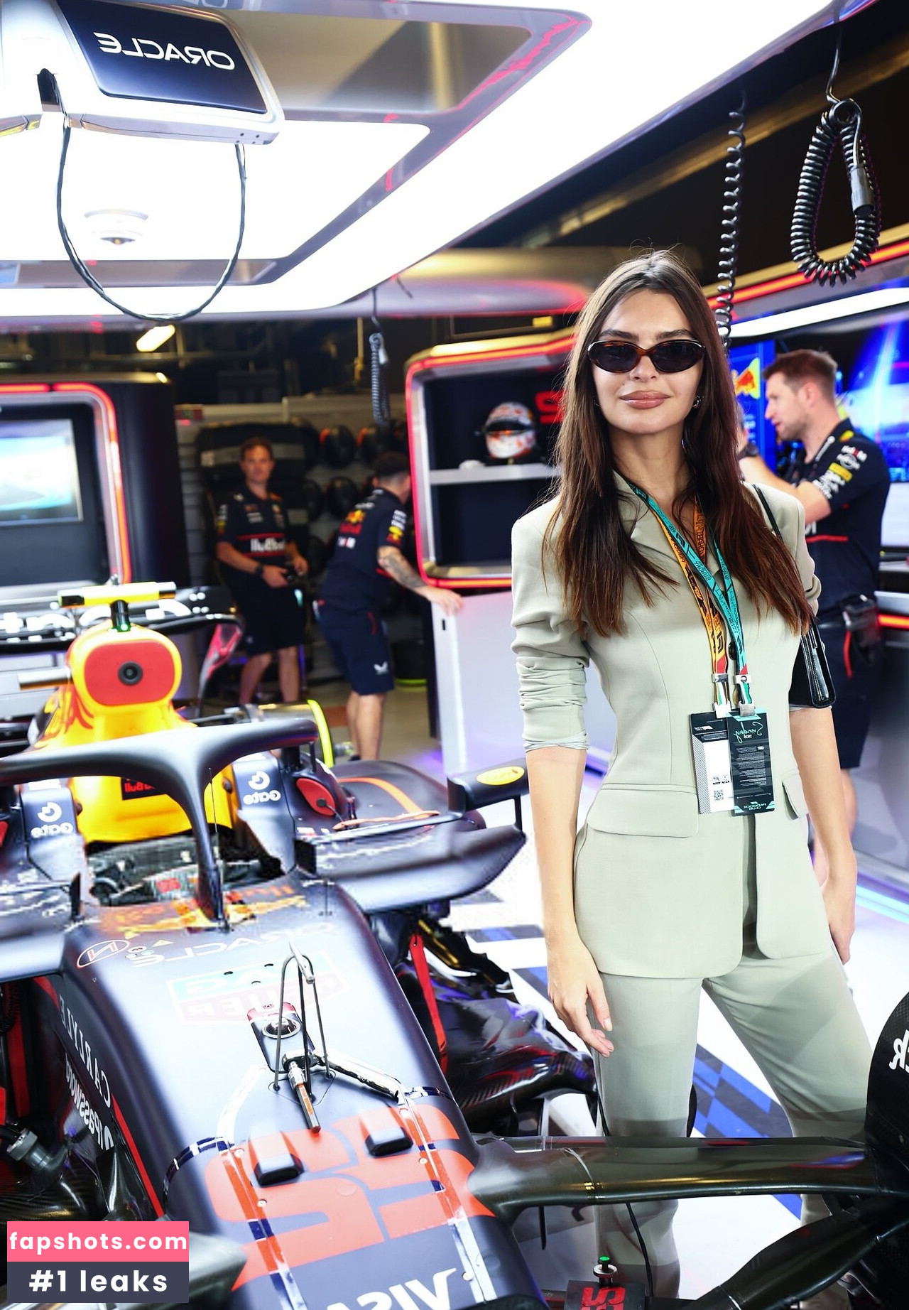 Emily Ratajkowski gallery photo #6