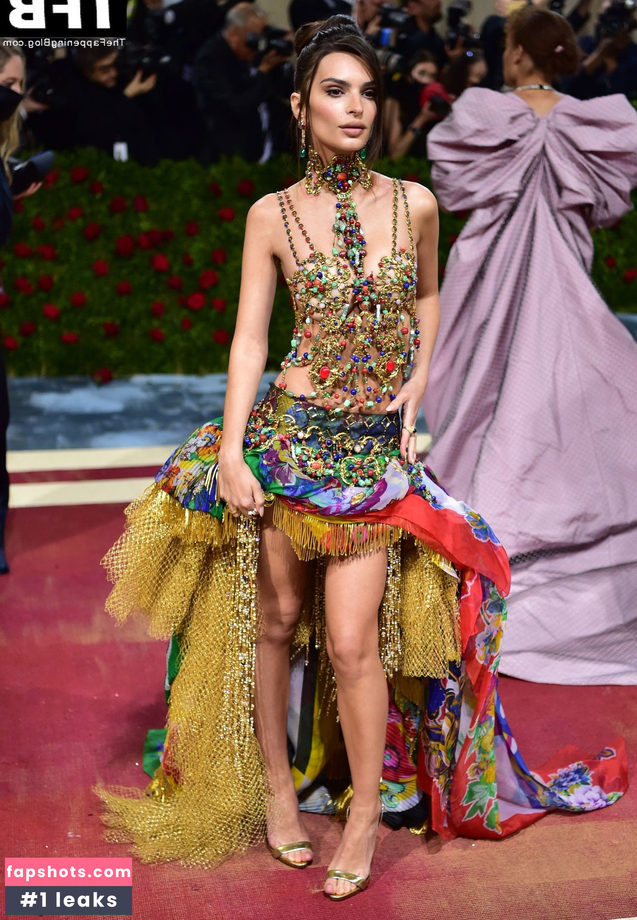 Emily Ratajkowski gallery photo #5087