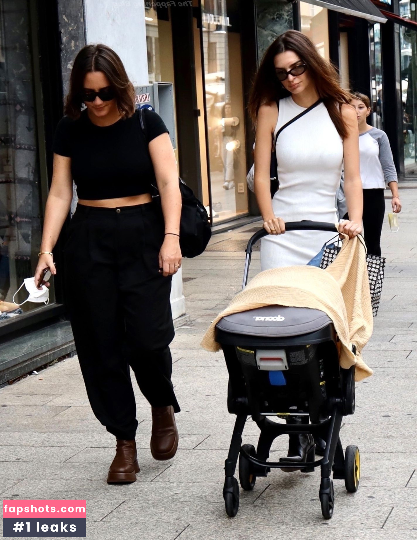 Emily Ratajkowski gallery photo #5186