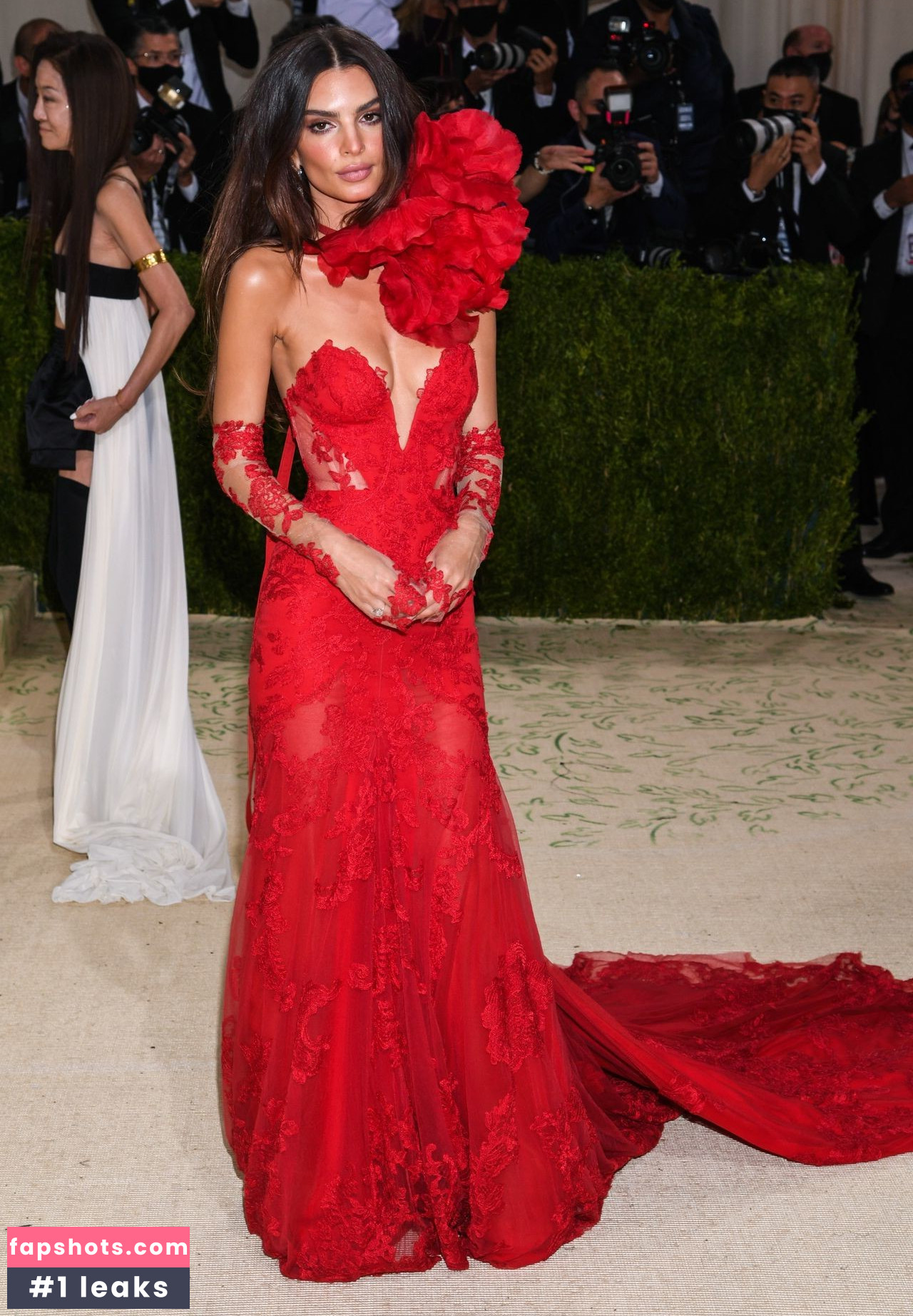 Emily Ratajkowski gallery photo #5191