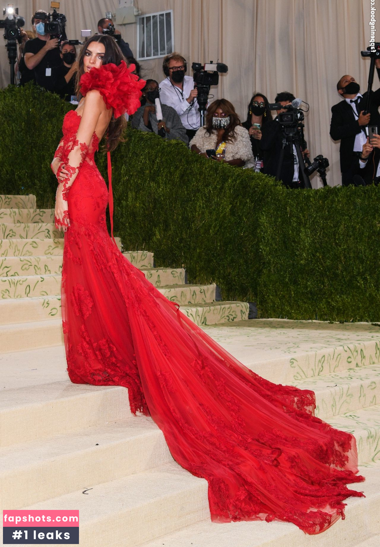 Emily Ratajkowski gallery photo #5192