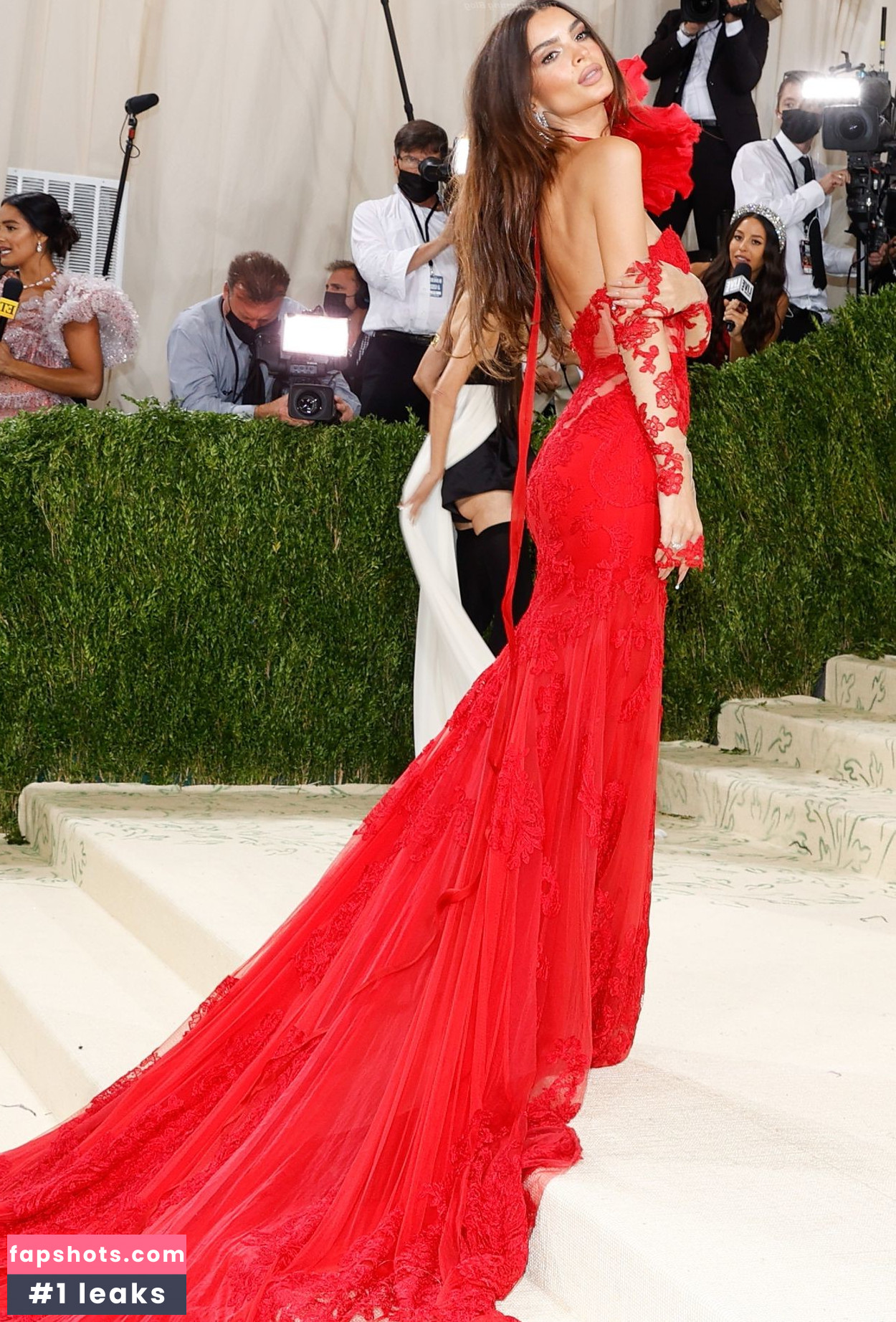 Emily Ratajkowski gallery photo #5194