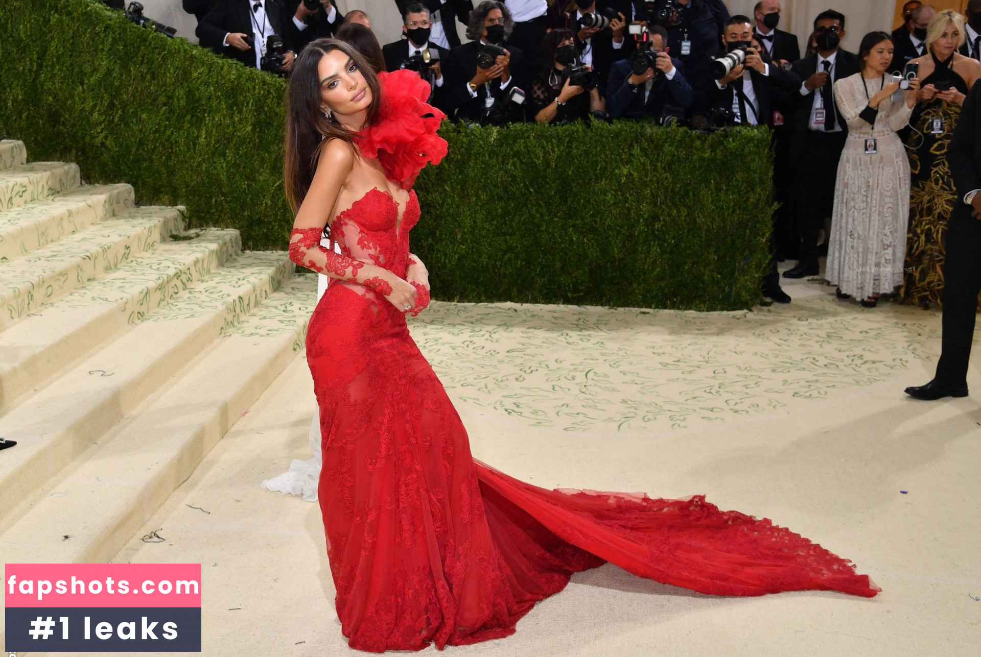 Emily Ratajkowski gallery photo #5195