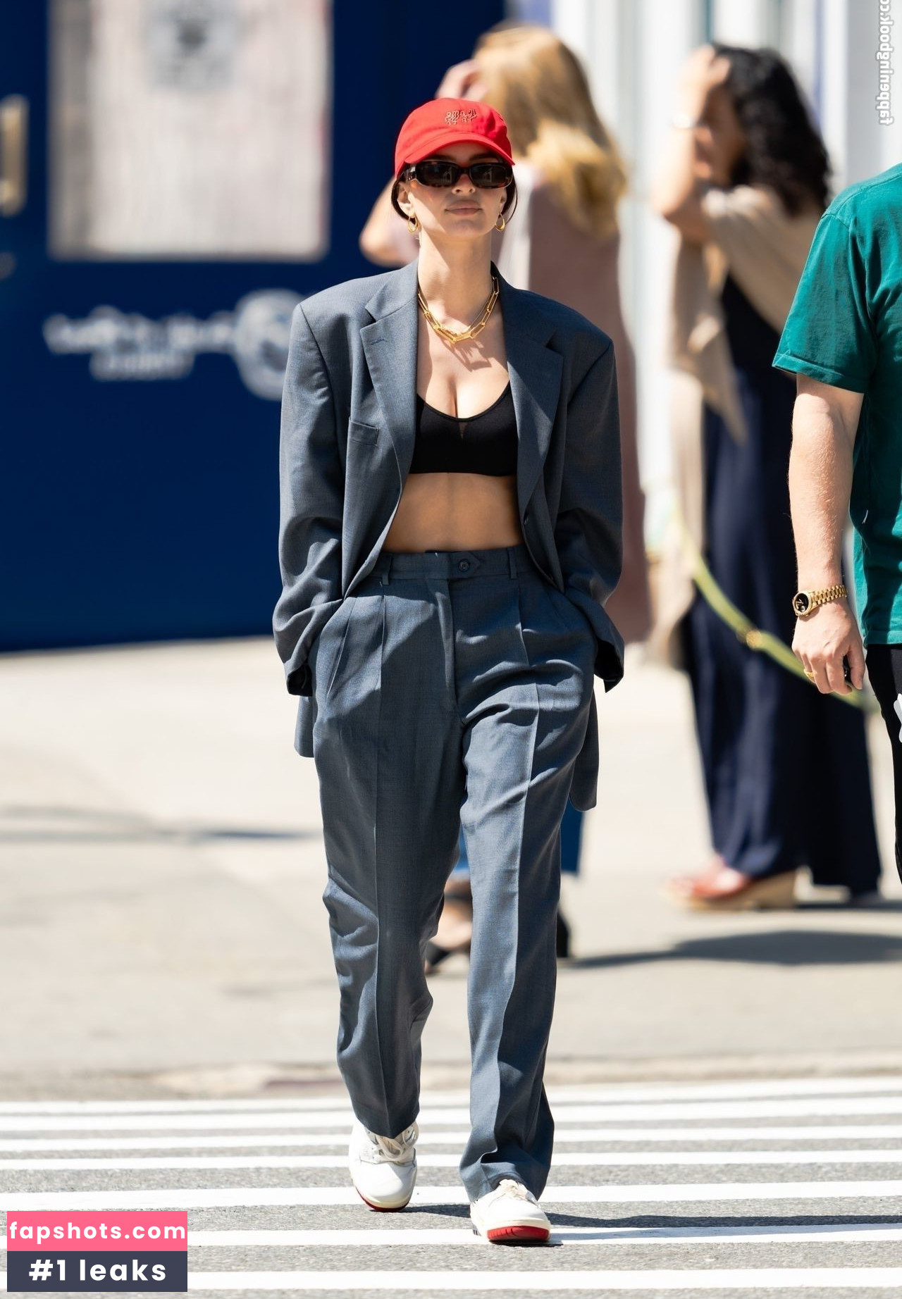 Emily Ratajkowski gallery photo #5326