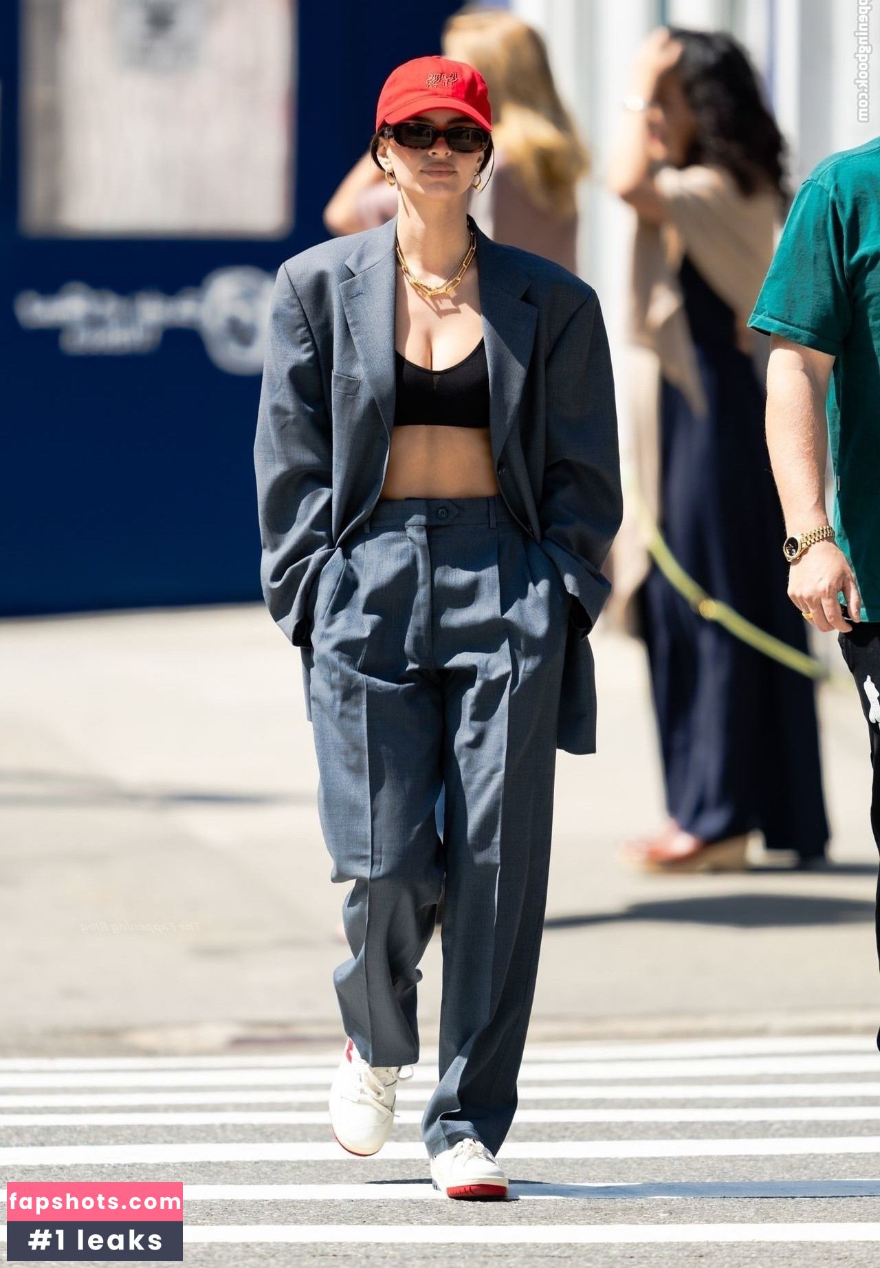 Emily Ratajkowski gallery photo #5327