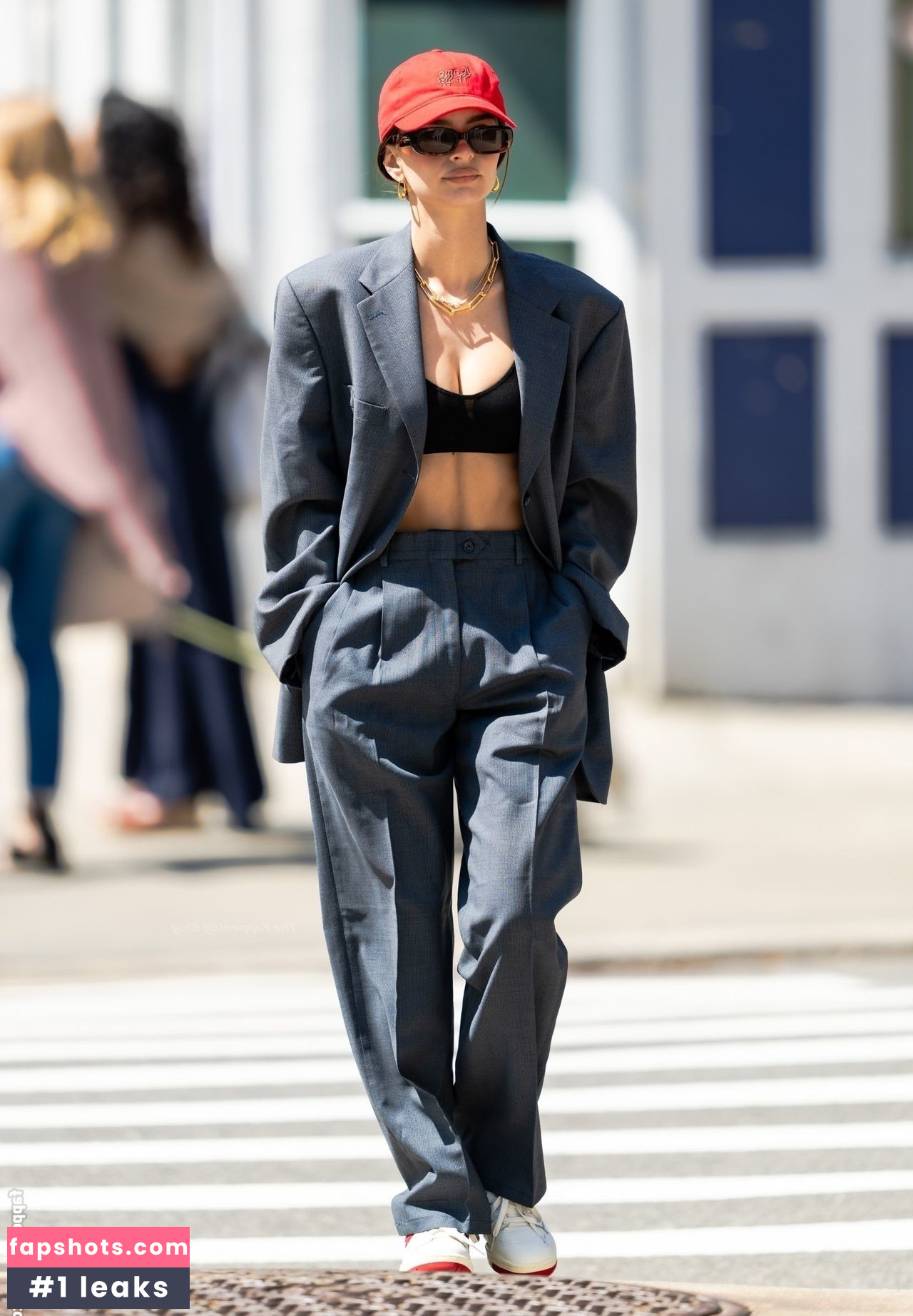 Emily Ratajkowski gallery photo #5331