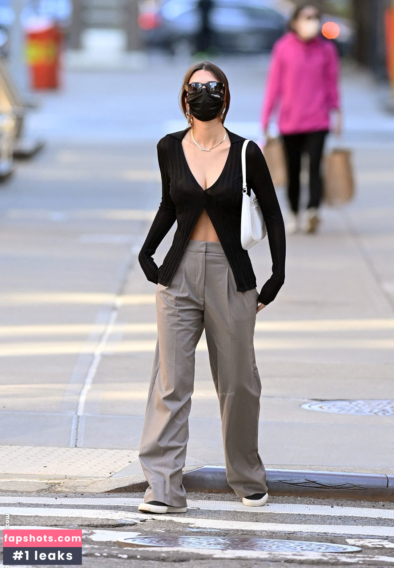 Emily Ratajkowski gallery photo #5339