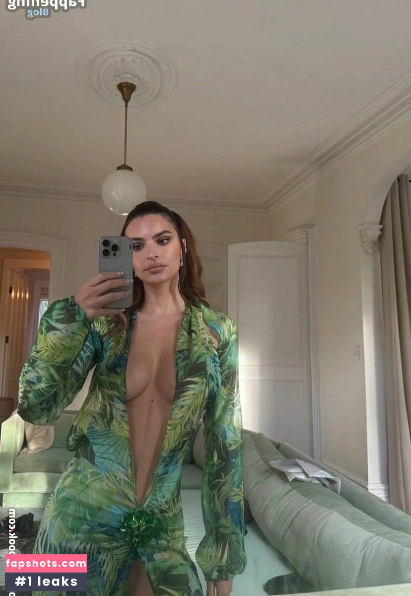 Emily Ratajkowski gallery photo #543