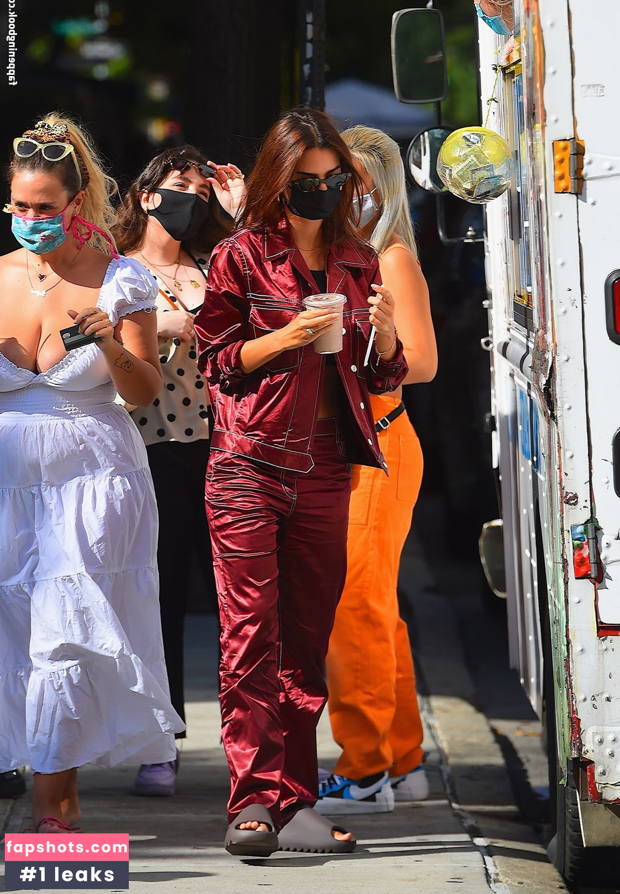 Emily Ratajkowski gallery photo #5455