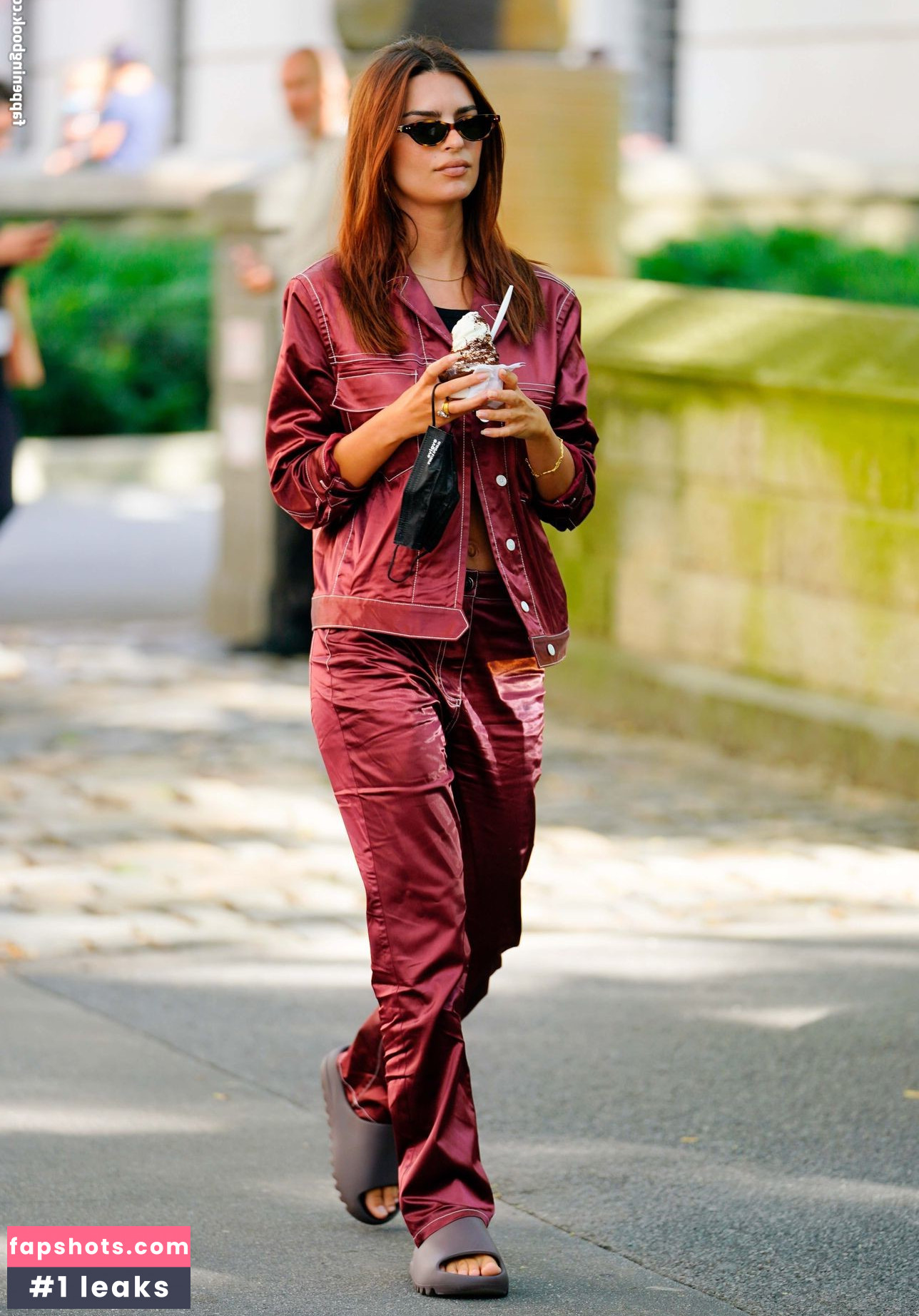 Emily Ratajkowski gallery photo #5461