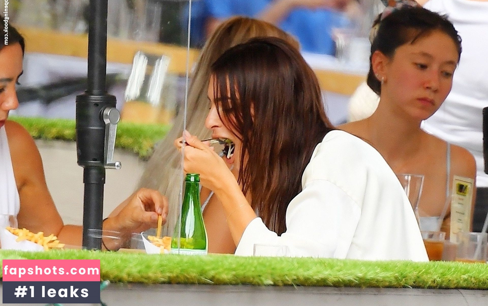 Emily Ratajkowski gallery photo #5590