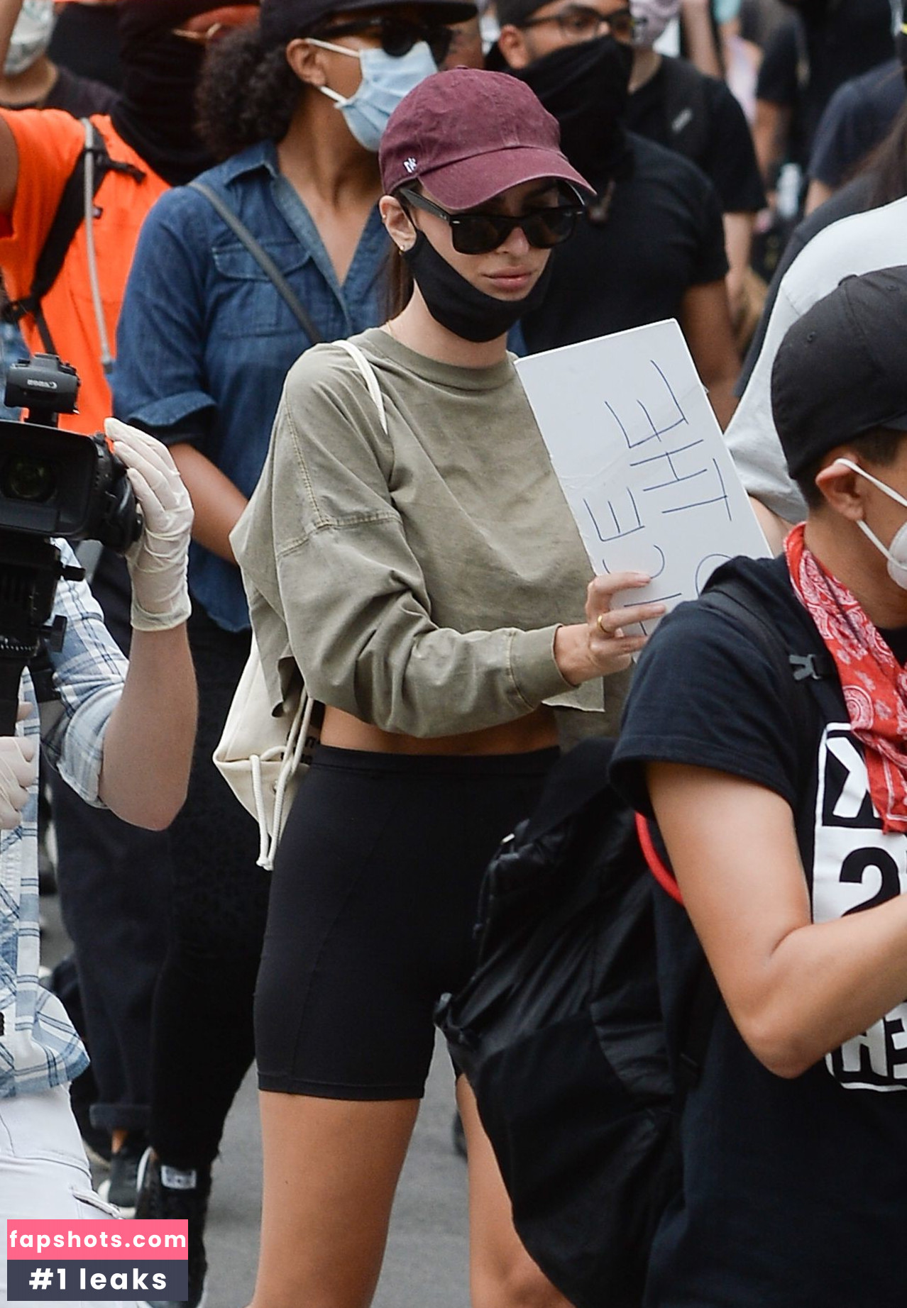 Emily Ratajkowski gallery photo #5672