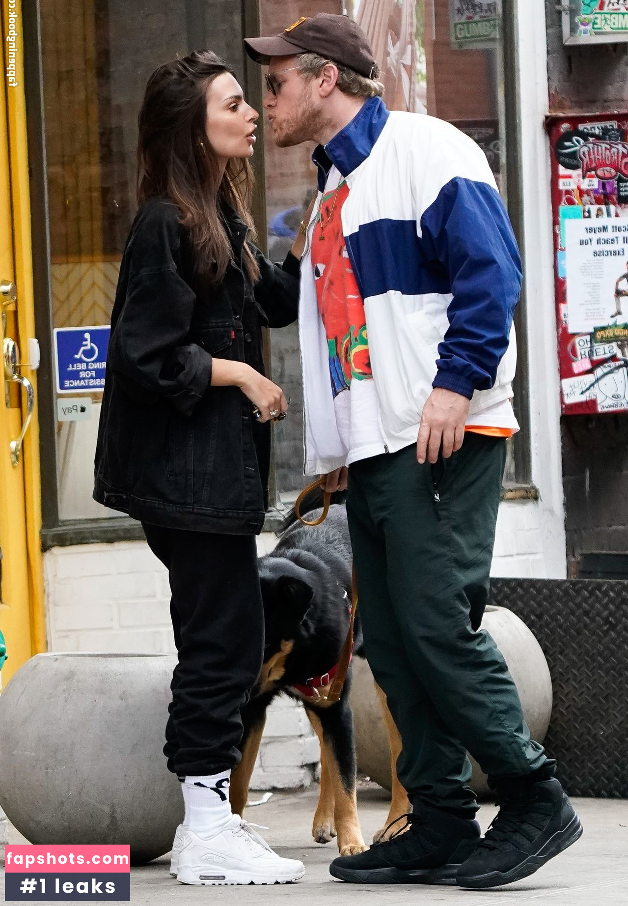 Emily Ratajkowski gallery photo #5709