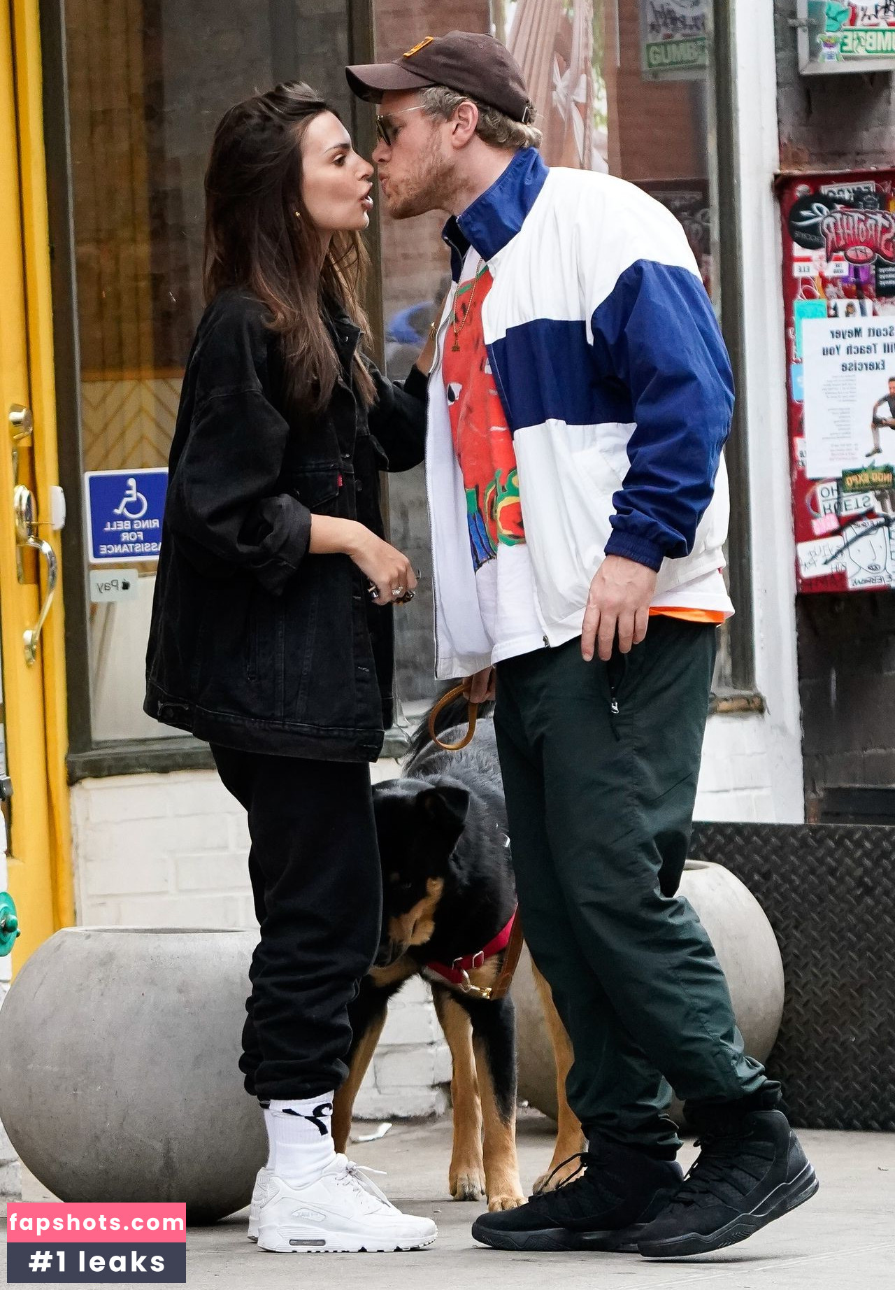 Emily Ratajkowski gallery photo #5710