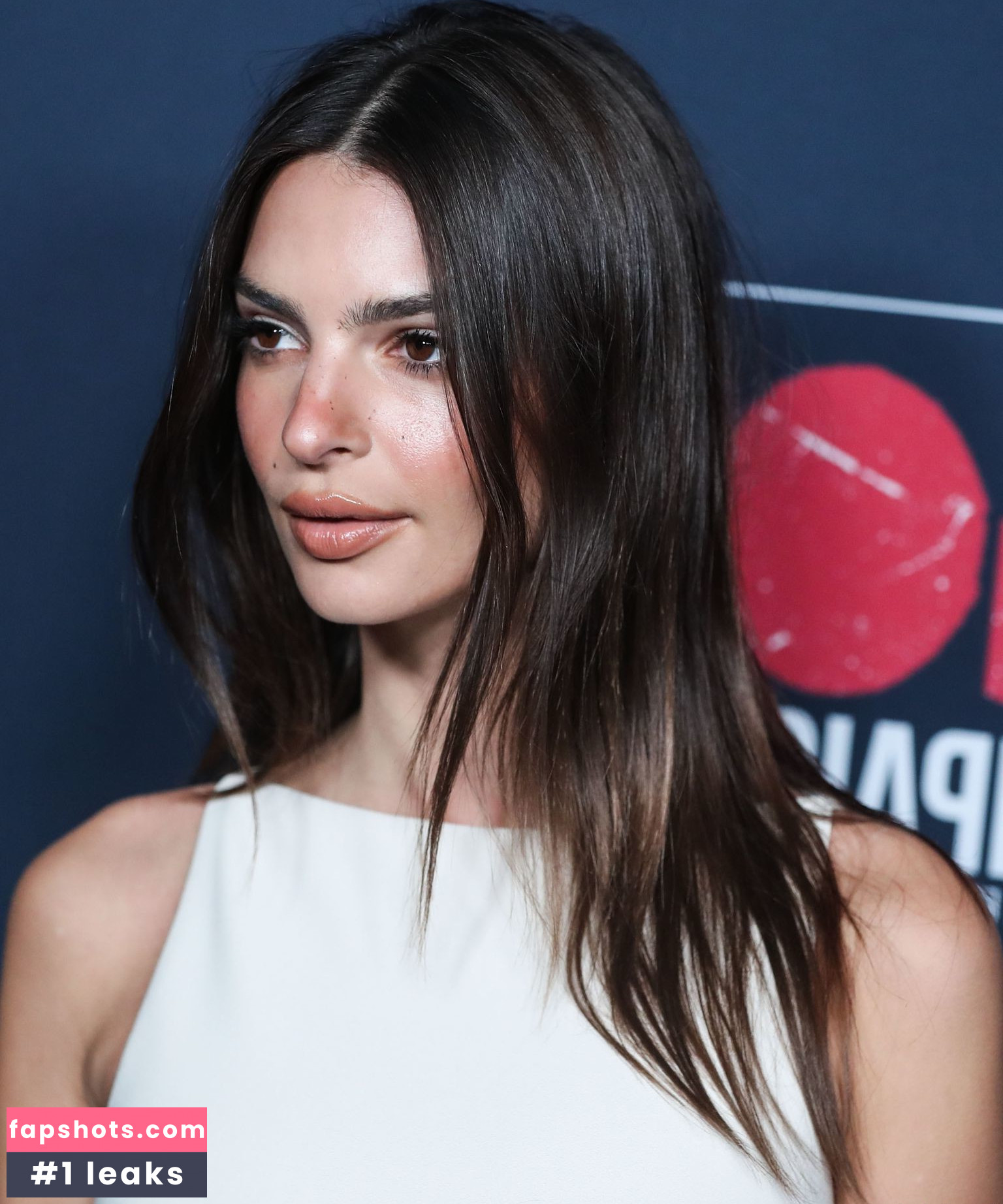 Emily Ratajkowski gallery photo #5816