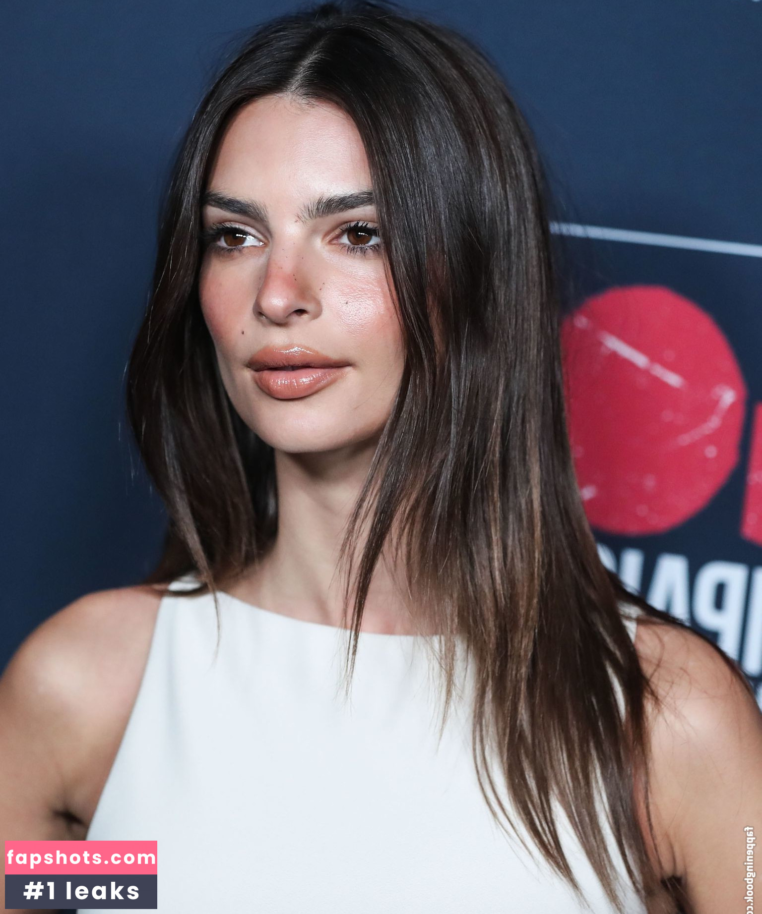 Emily Ratajkowski gallery photo #5817