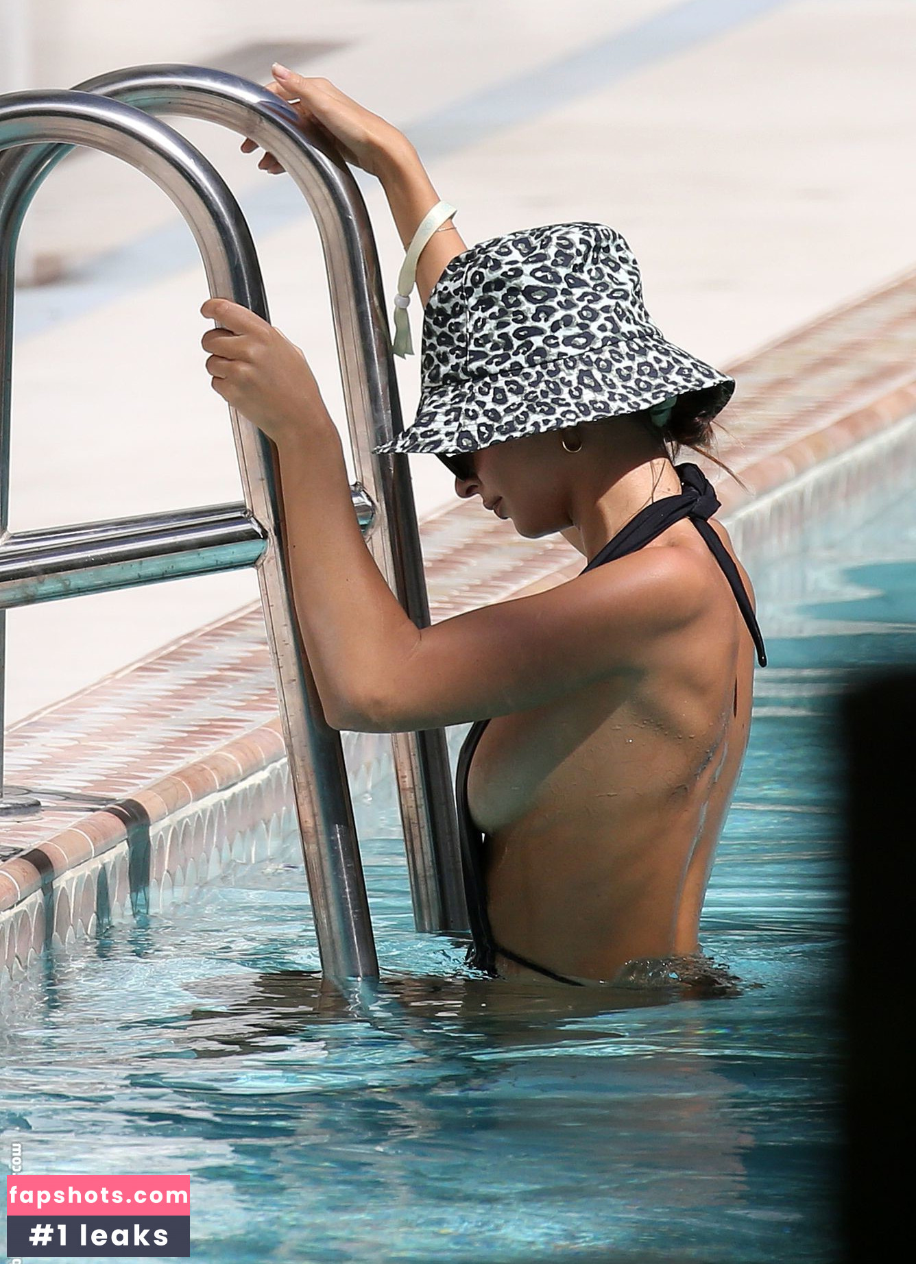 Emily Ratajkowski gallery photo #5926