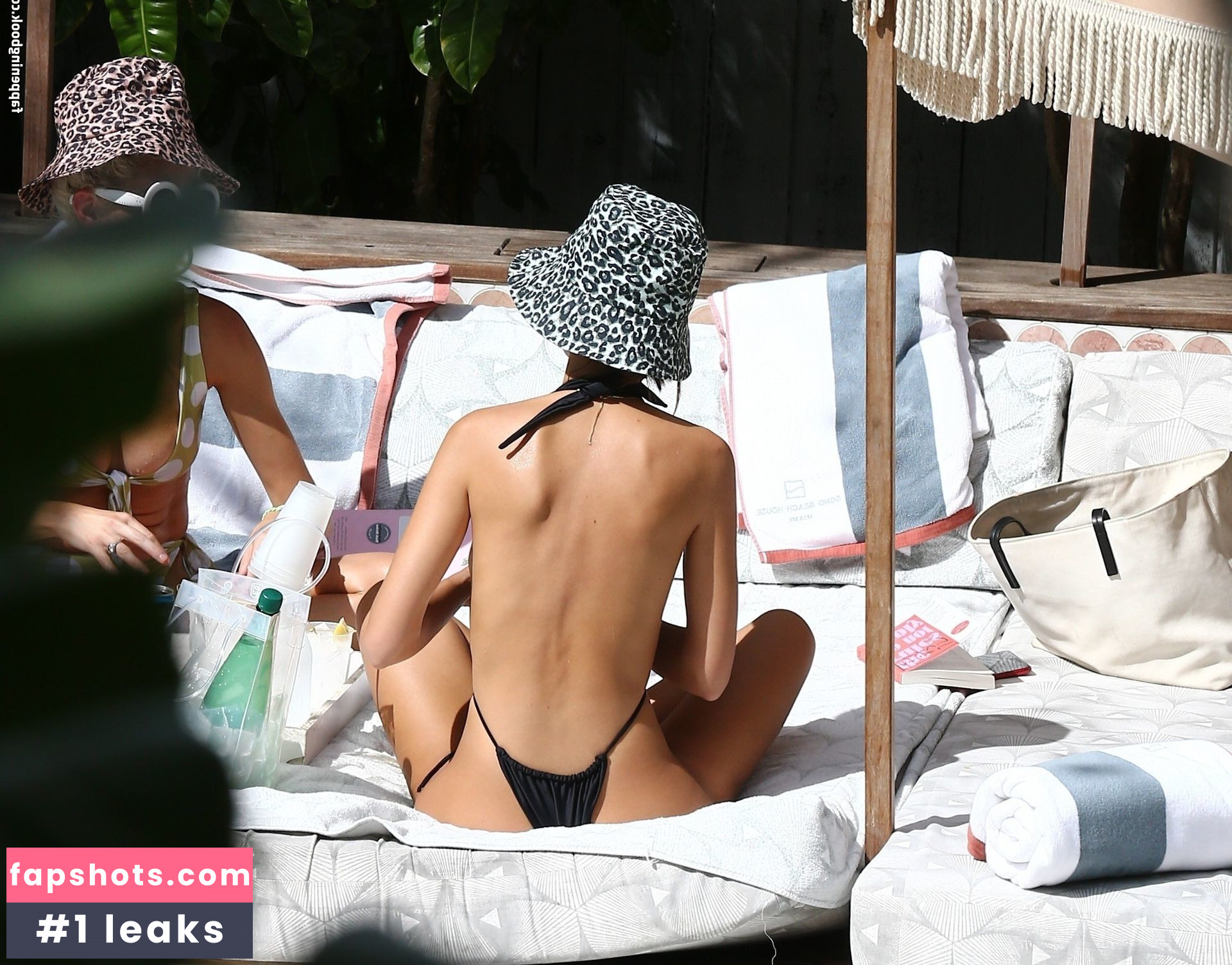 Emily Ratajkowski gallery photo #5989