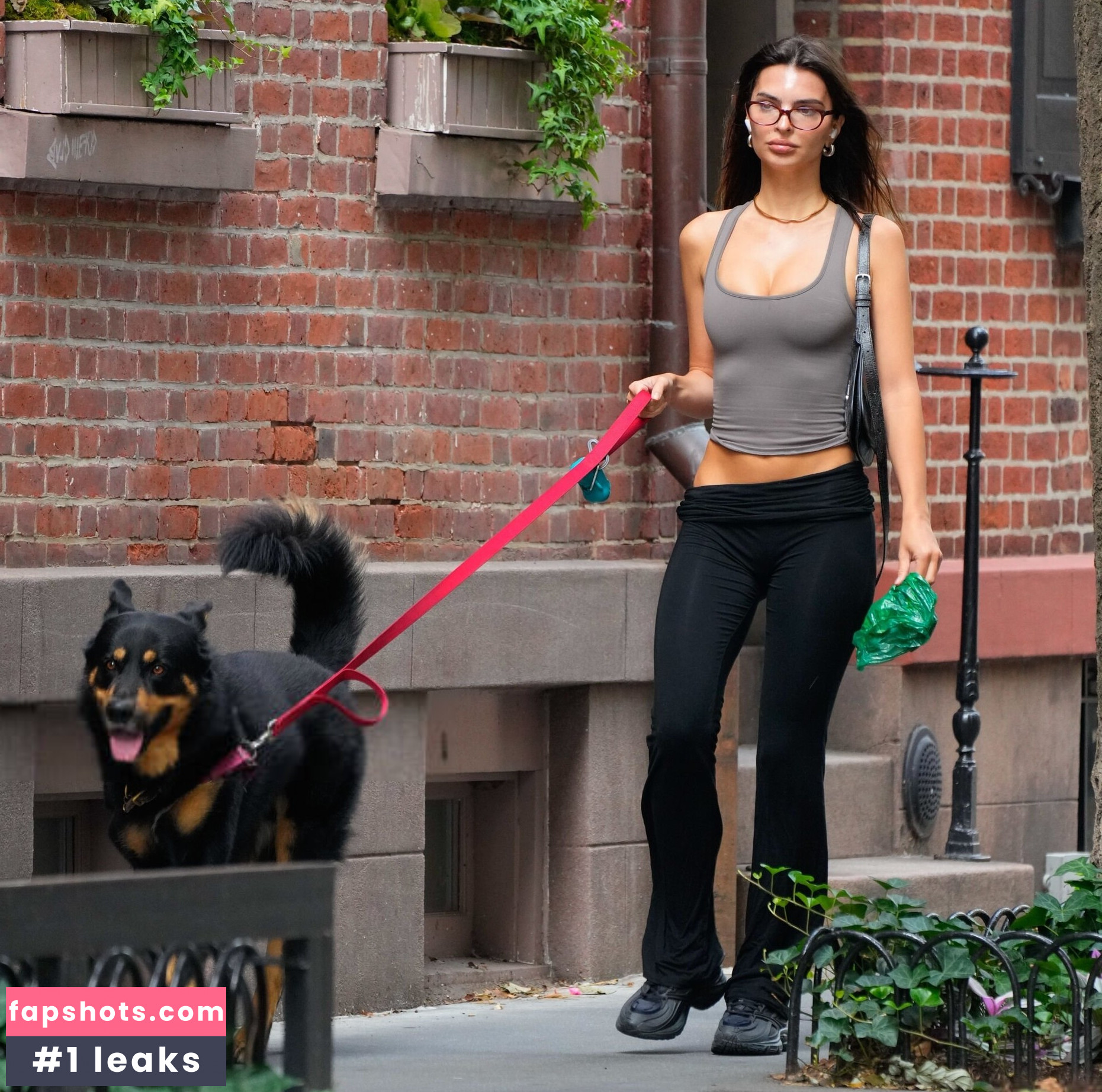 Emily Ratajkowski gallery photo #600