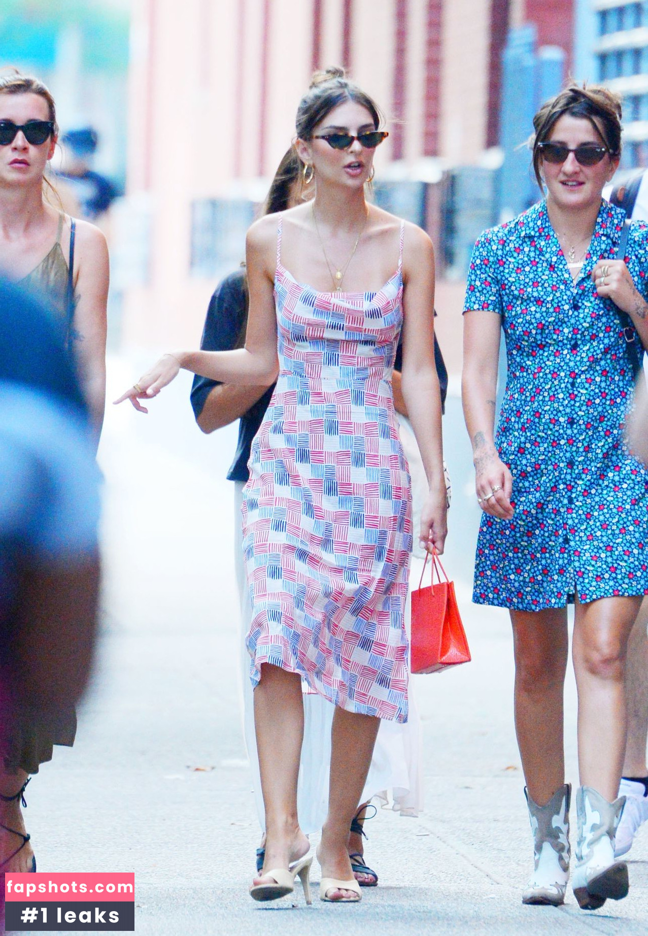 Emily Ratajkowski gallery photo #6181