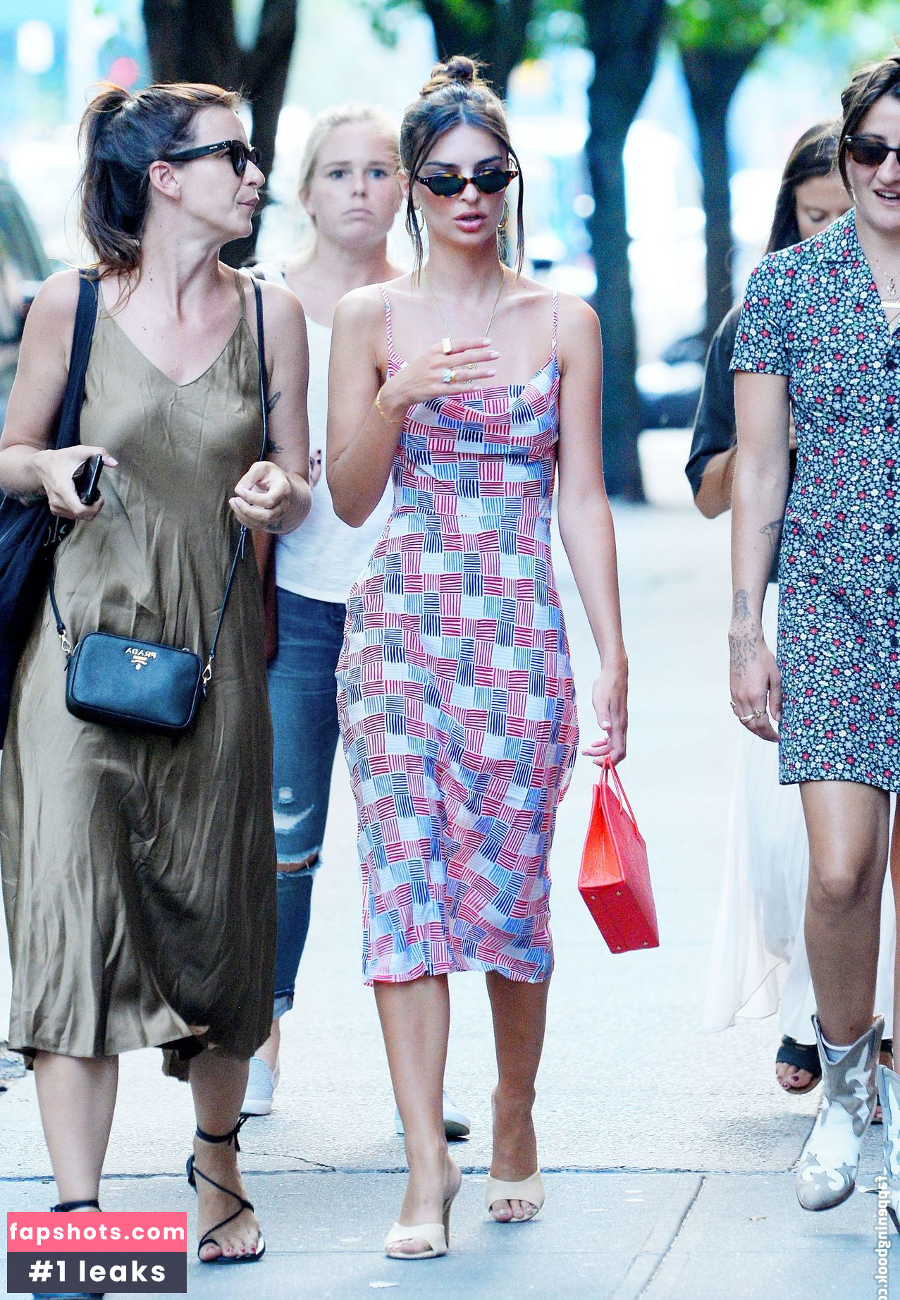 Emily Ratajkowski gallery photo #6182