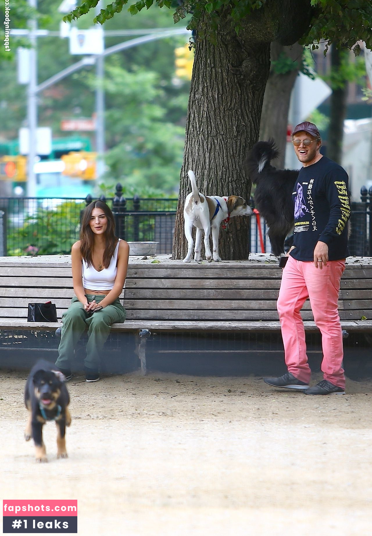 Emily Ratajkowski gallery photo #6235