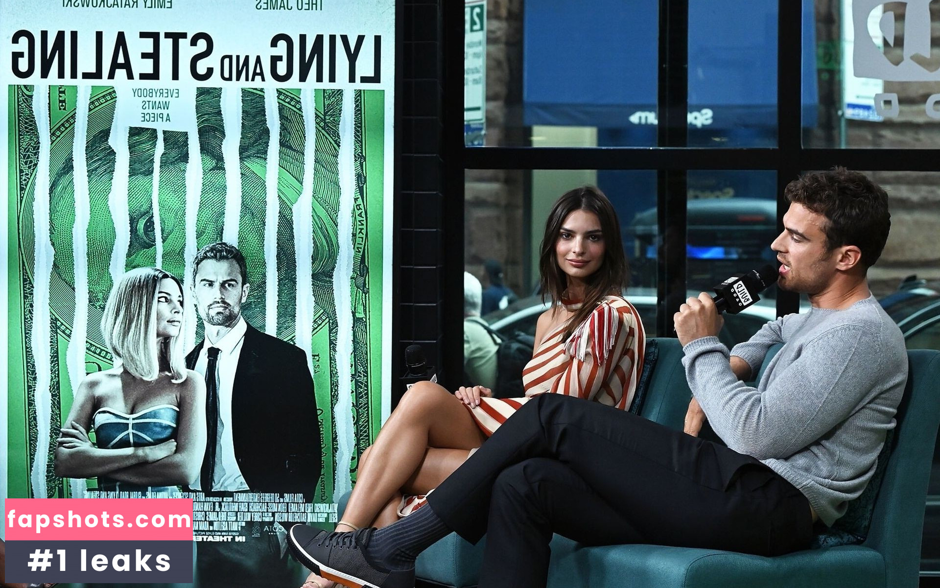 Emily Ratajkowski gallery photo #6247