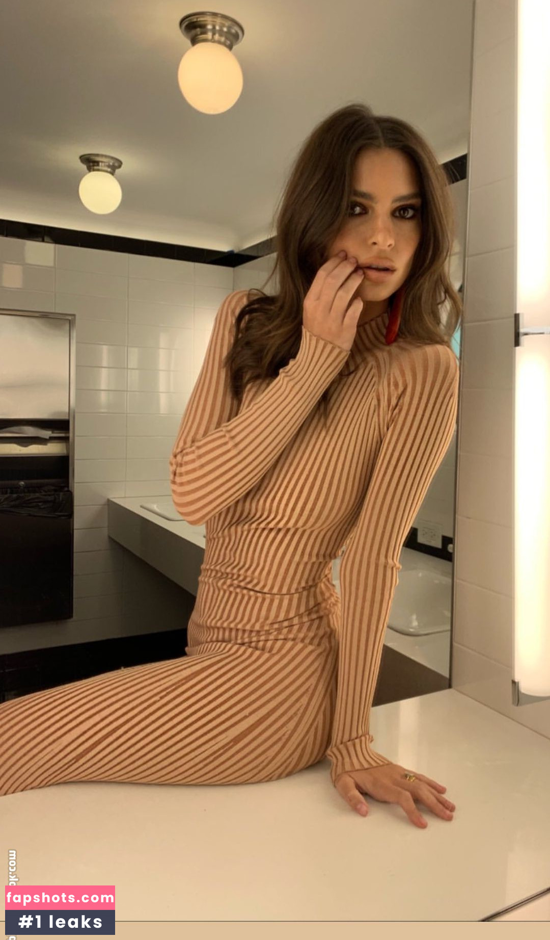 Emily Ratajkowski gallery photo #6310