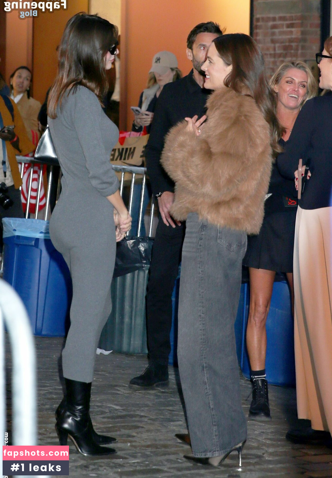 Emily Ratajkowski gallery photo #636