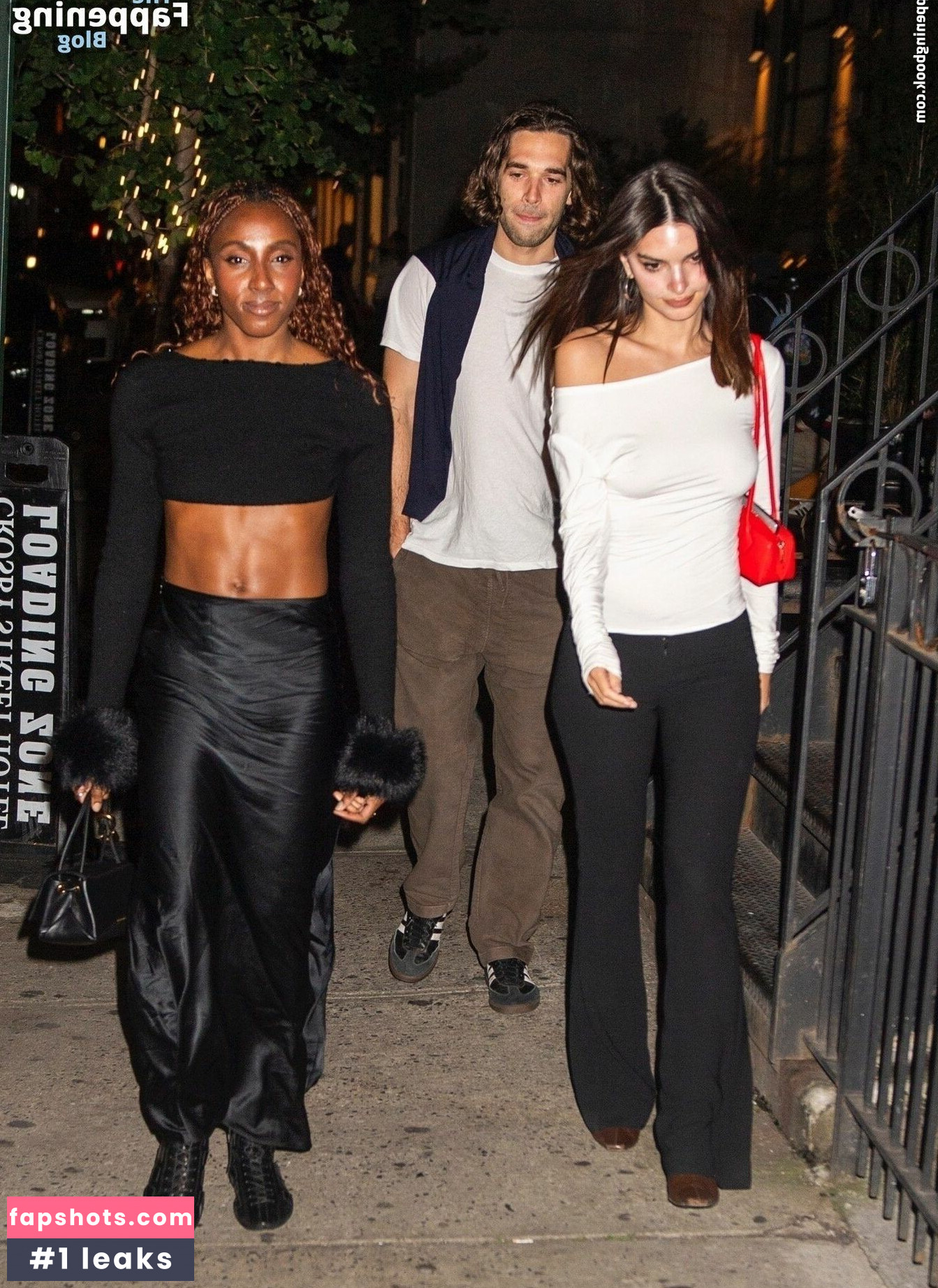 Emily Ratajkowski gallery photo #660