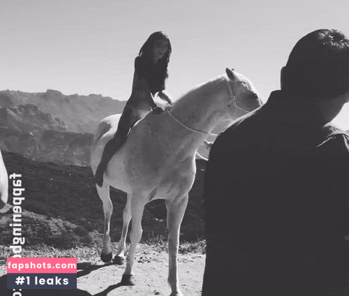 Emily Ratajkowski gallery photo #6686