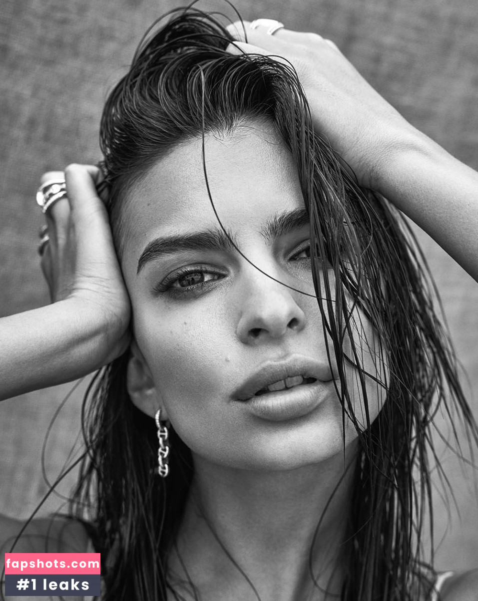 Emily Ratajkowski gallery photo #6697