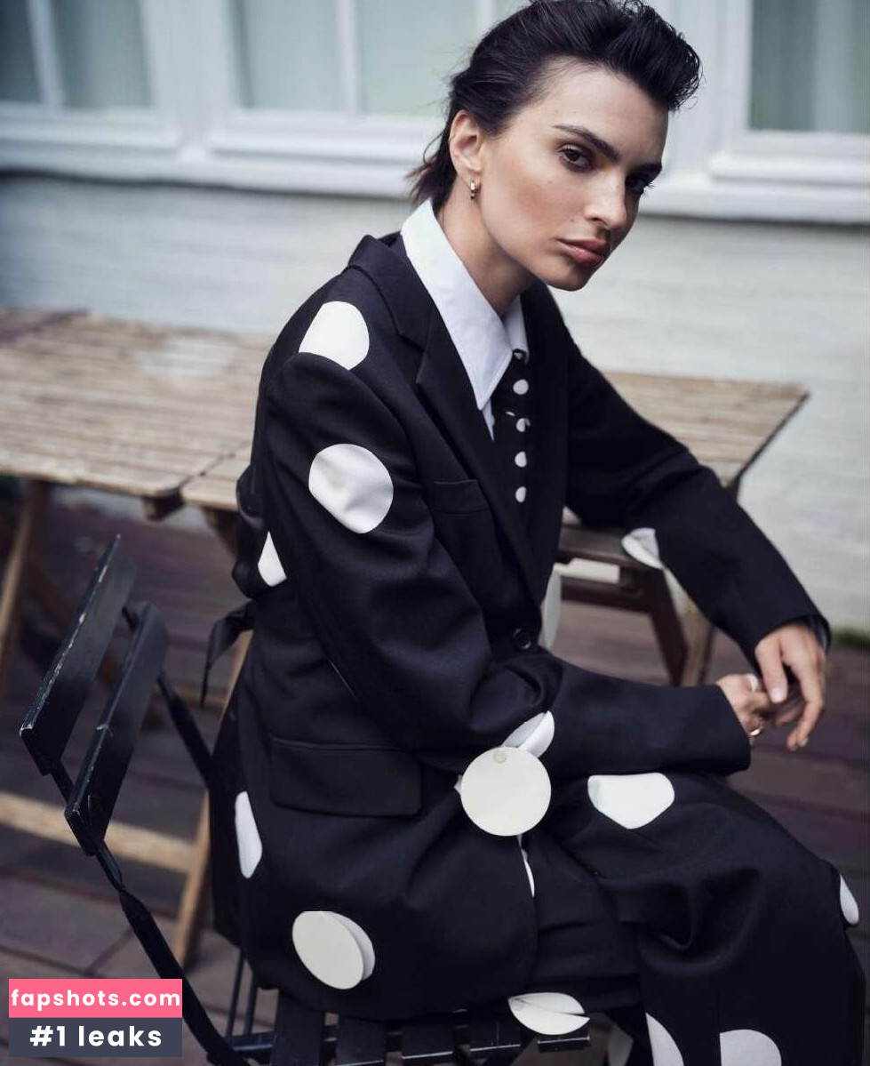 Emily Ratajkowski gallery photo #685