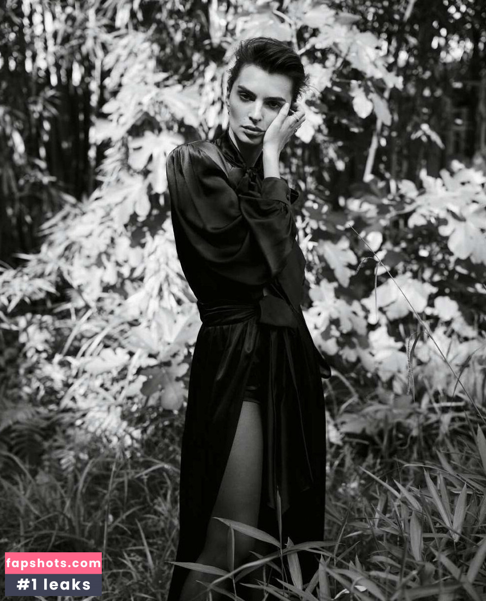 Emily Ratajkowski gallery photo #691