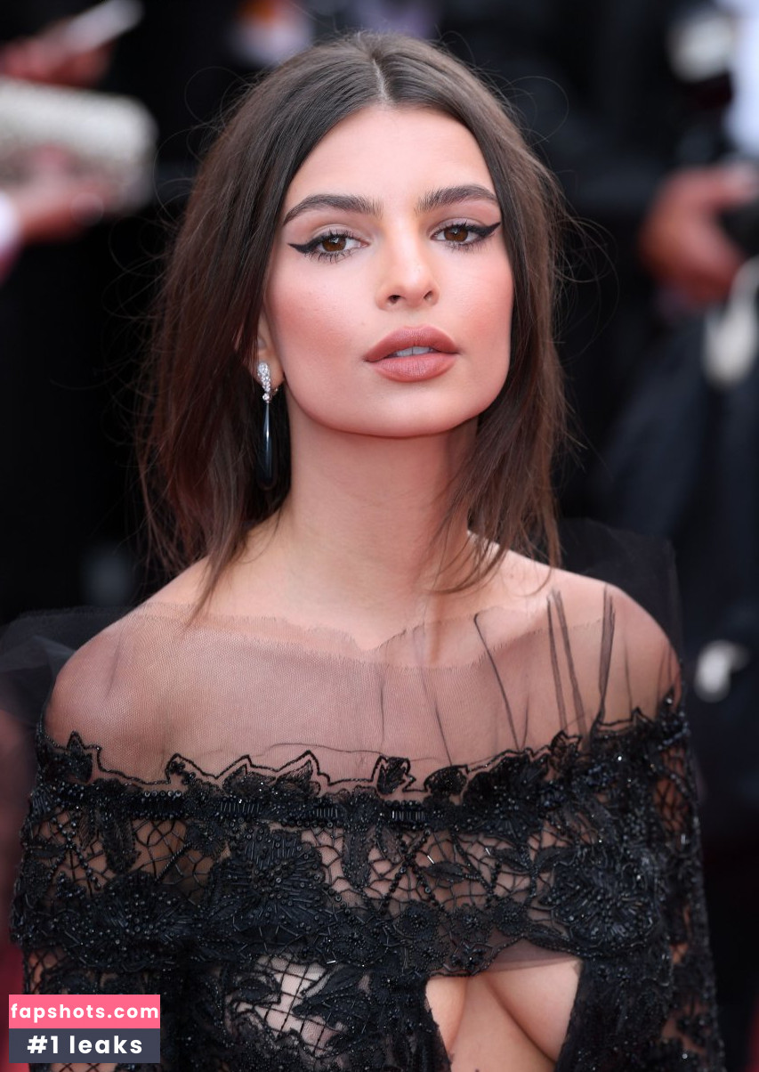 Emily Ratajkowski gallery photo #6904