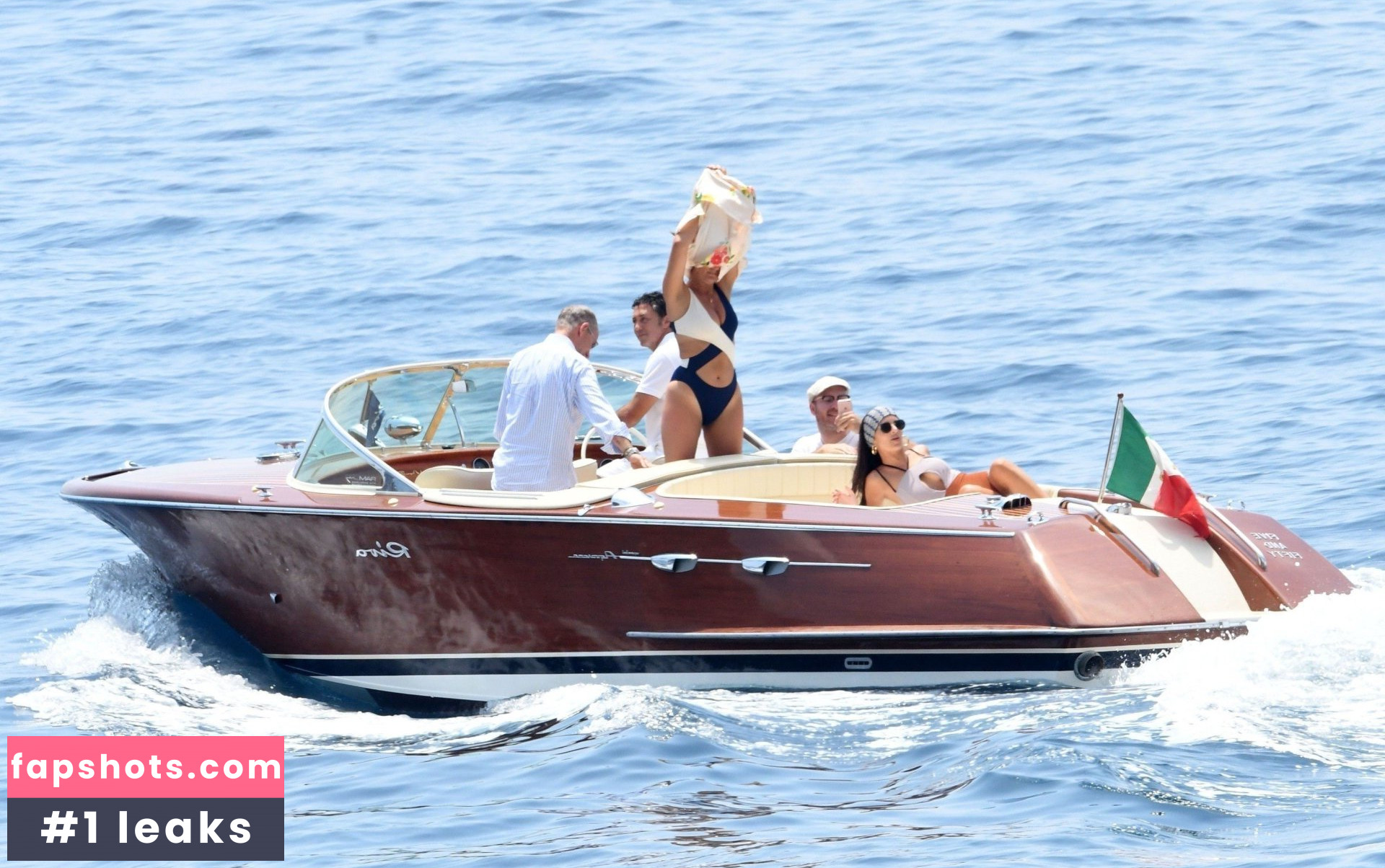 Emily Ratajkowski gallery photo #6918