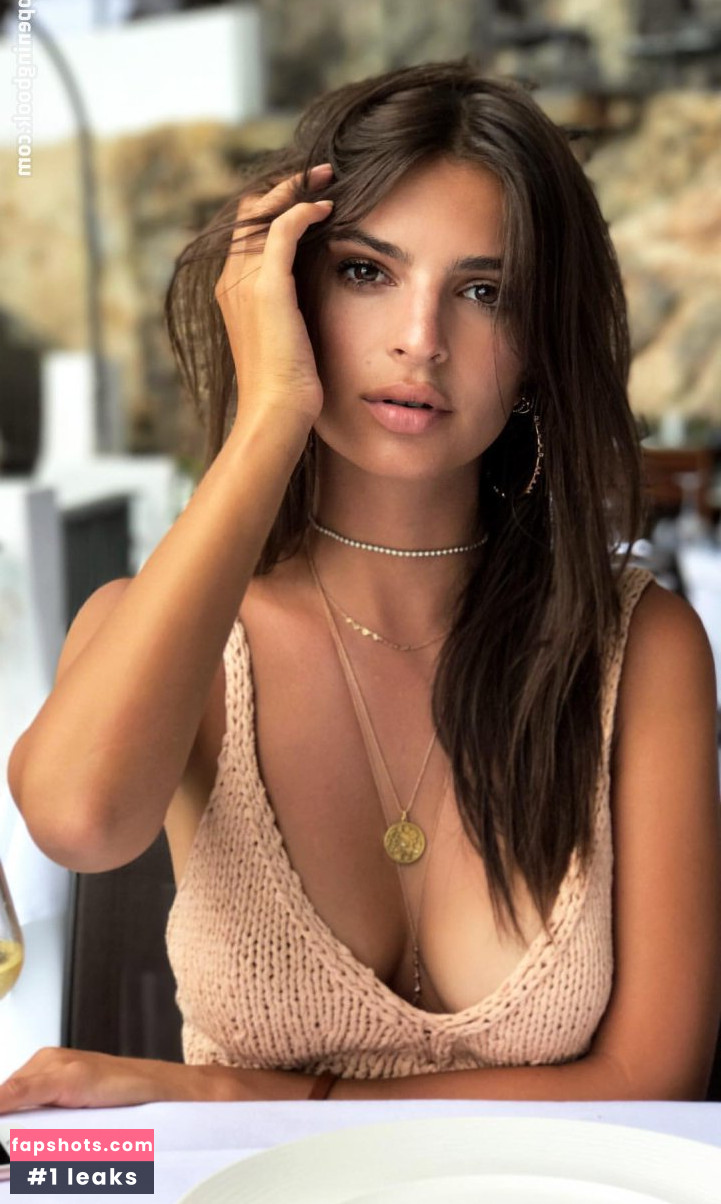 Emily Ratajkowski gallery photo #6935