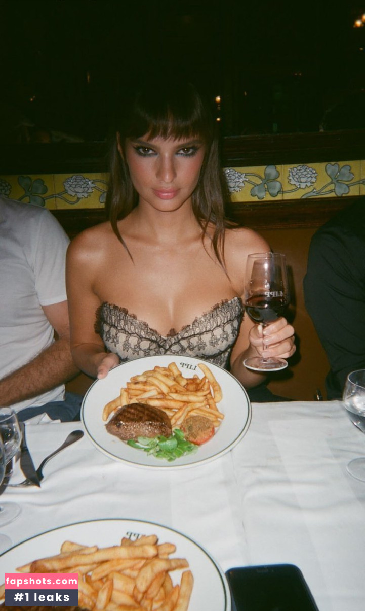 Emily Ratajkowski gallery photo #6949