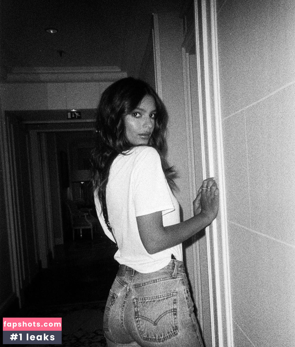 Emily Ratajkowski gallery photo #6963