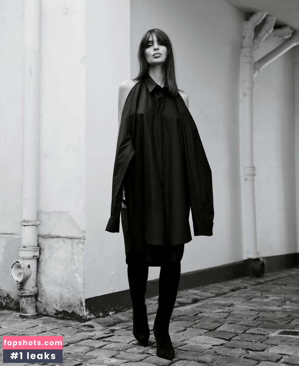 Emily Ratajkowski gallery photo #699