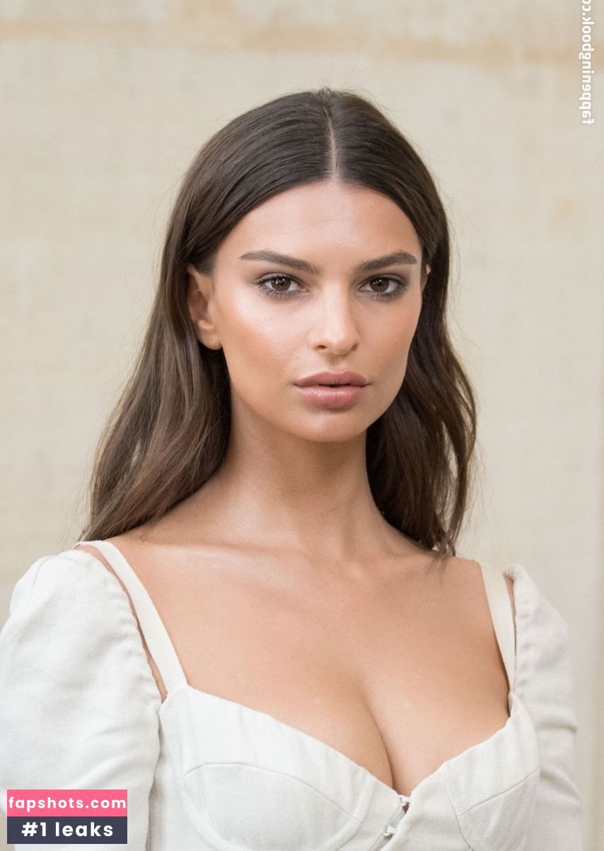 Emily Ratajkowski gallery photo #7009