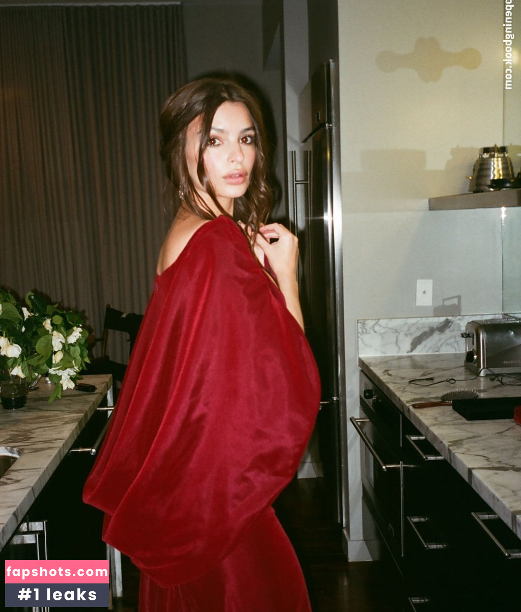 Emily Ratajkowski gallery photo #7122